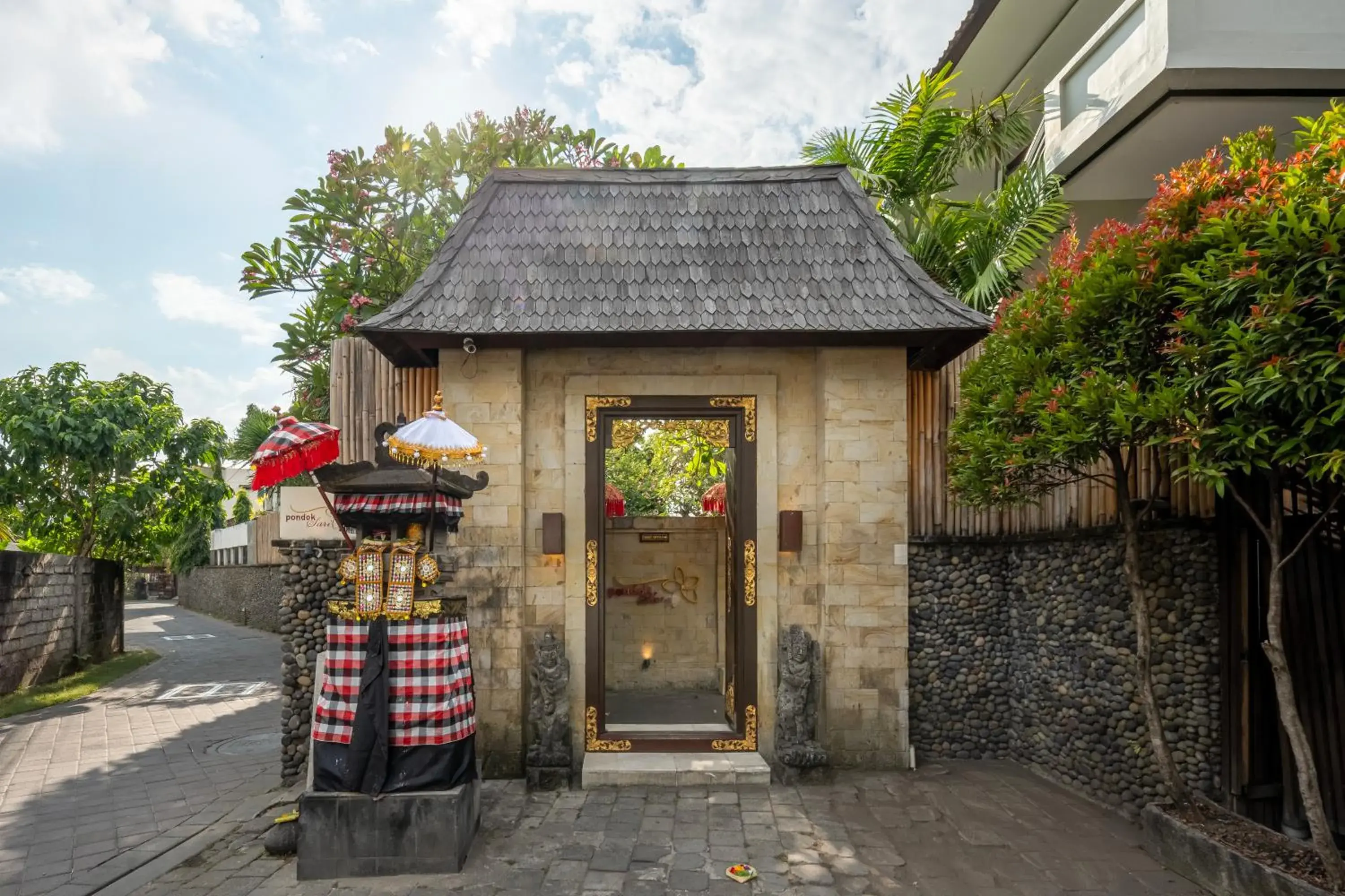 Facade/entrance in Pondok Sari Kuta Facade/entrance in Pondok Sari Kuta