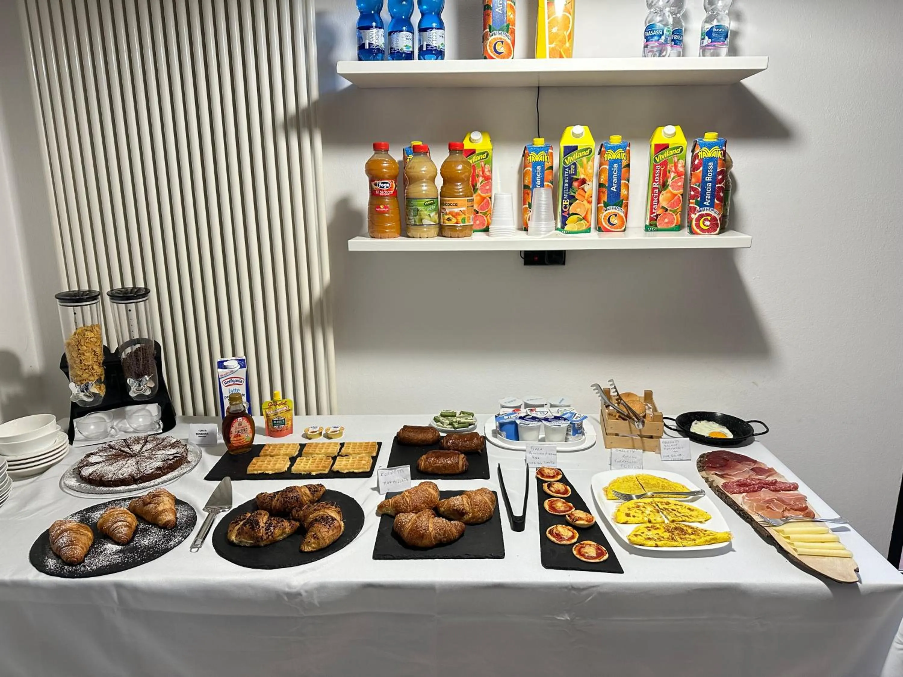 Continental breakfast in Villa Estense