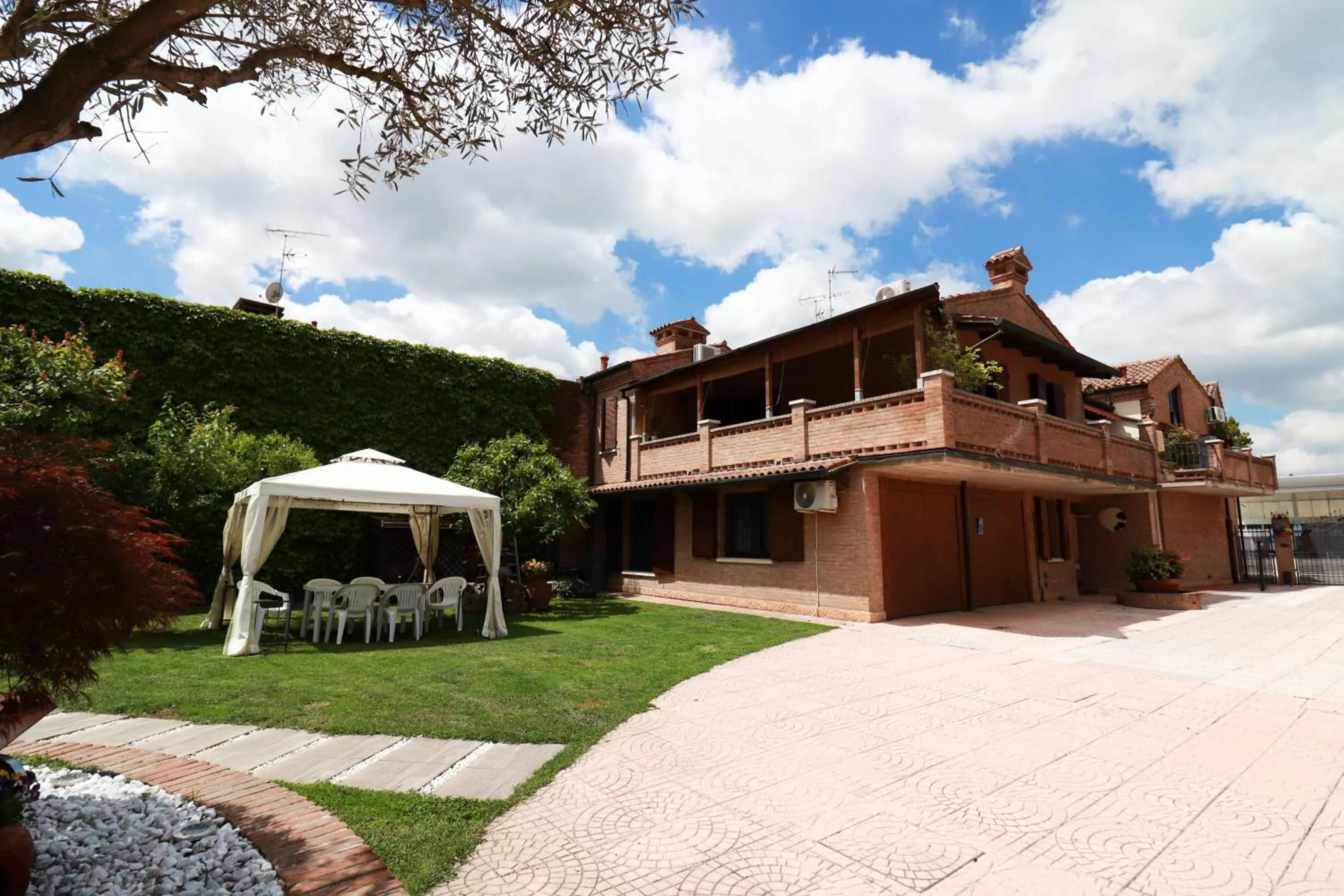 Property building in Villa Estense