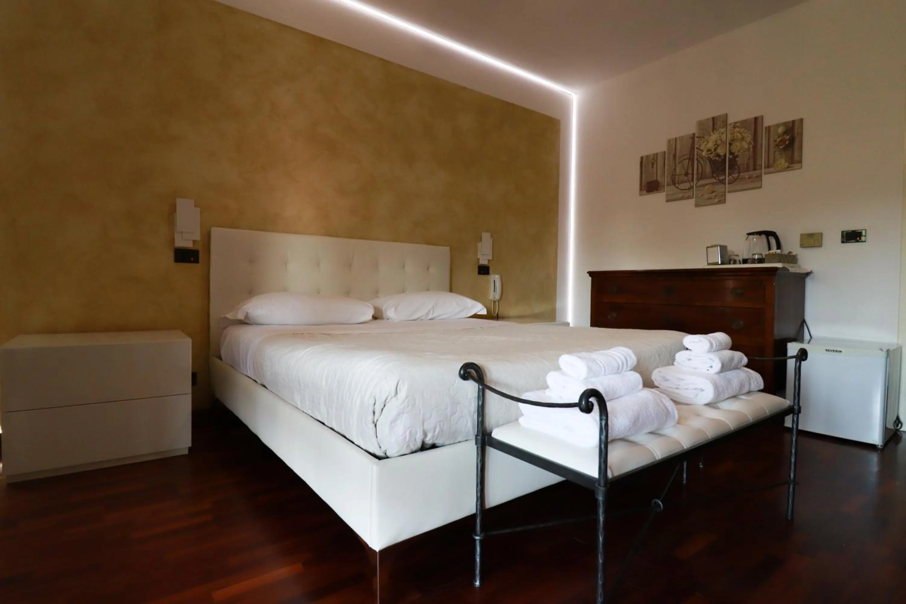Bedroom, Bed in Villa Estense