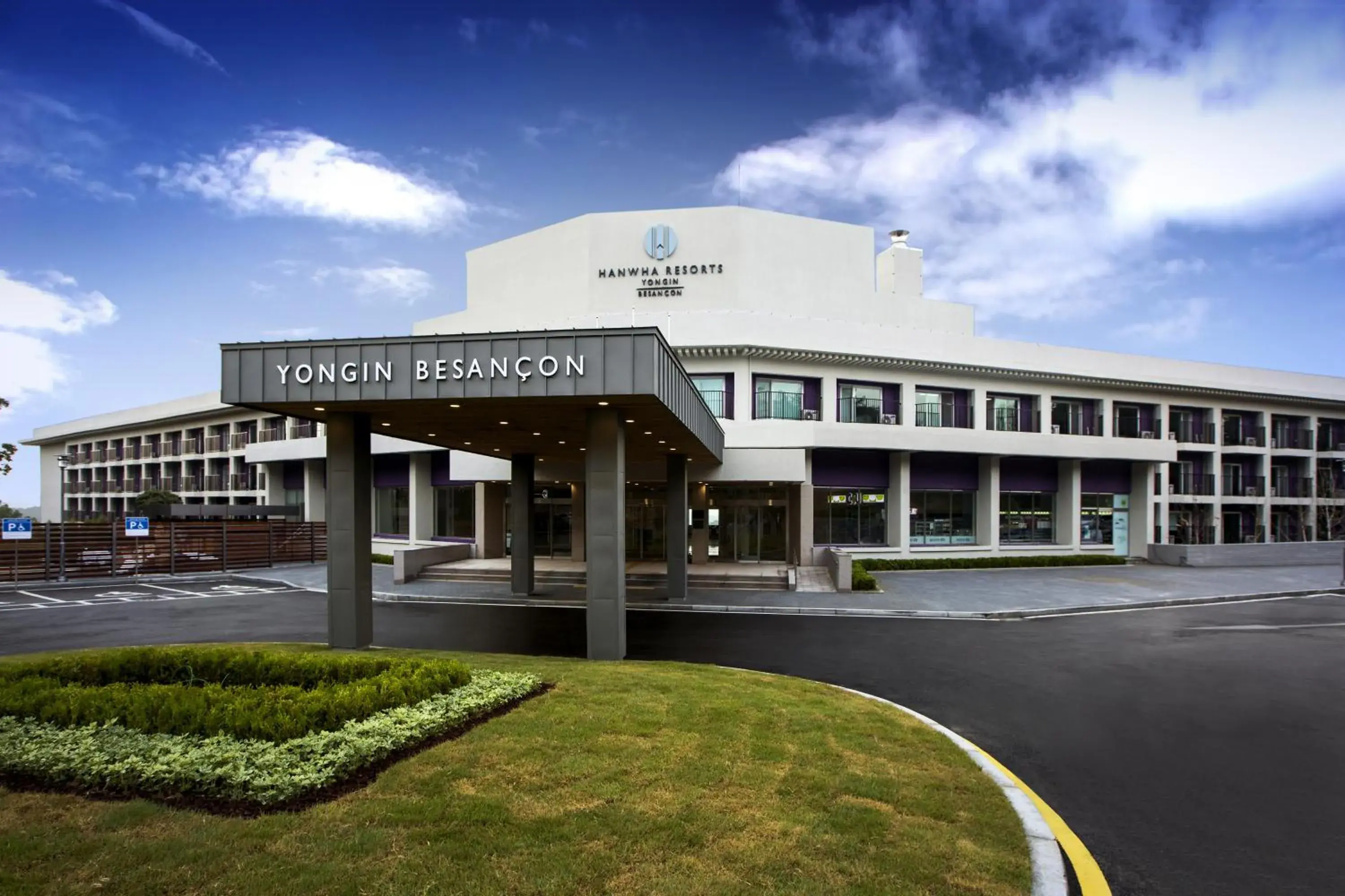 Facade/entrance in Hanwha Resort Yongin Besancon Facade/entrance in Hanwha Resort Yongin Besancon