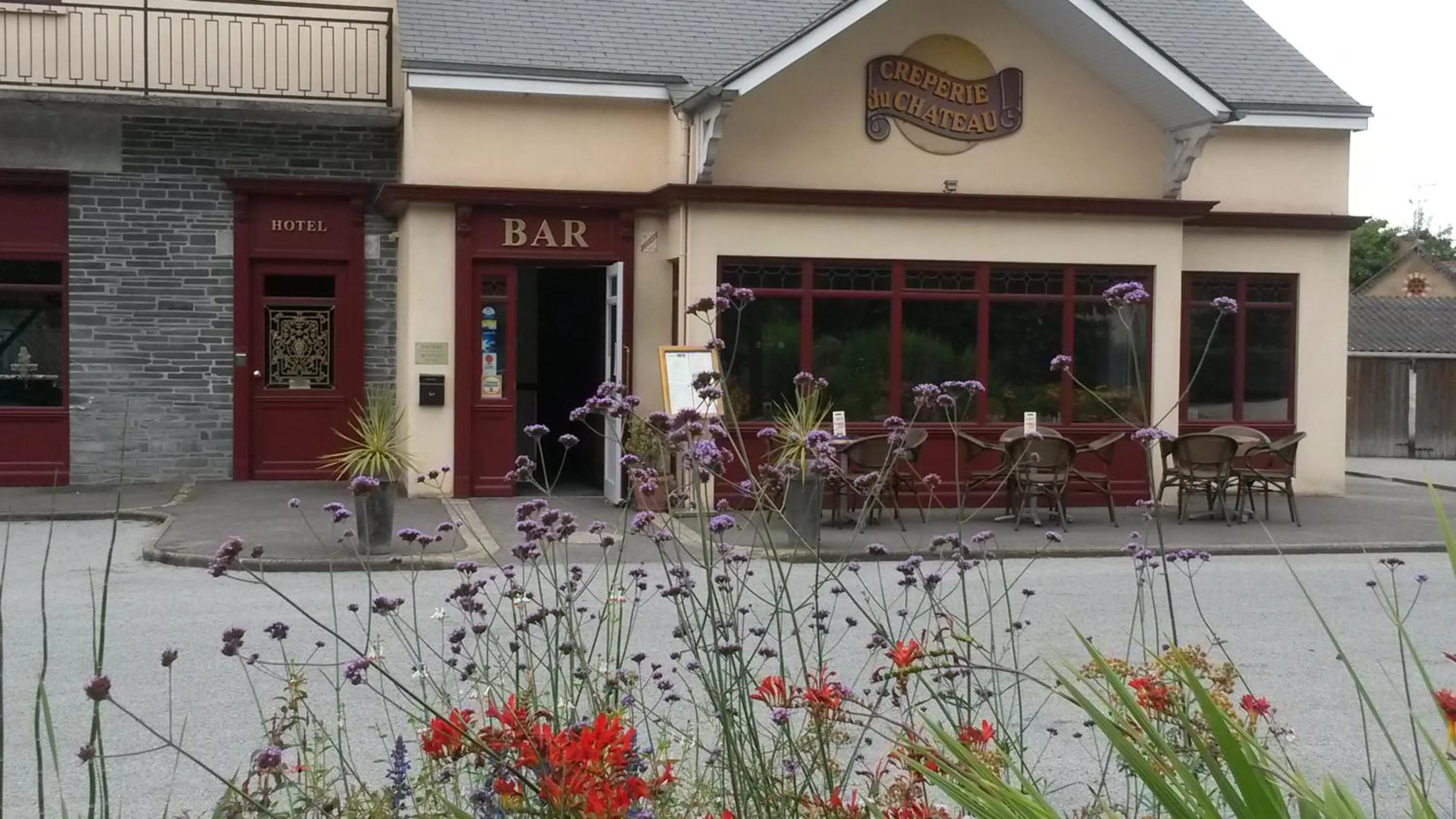 Property building in HOTEL RESTAURANT La CREPERIE Du CHATEAU