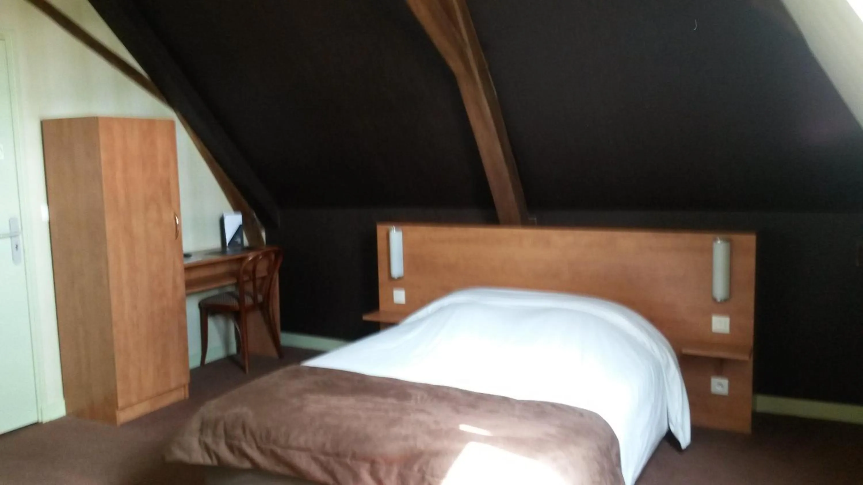 Bed in HOTEL RESTAURANT La CREPERIE Du CHATEAU