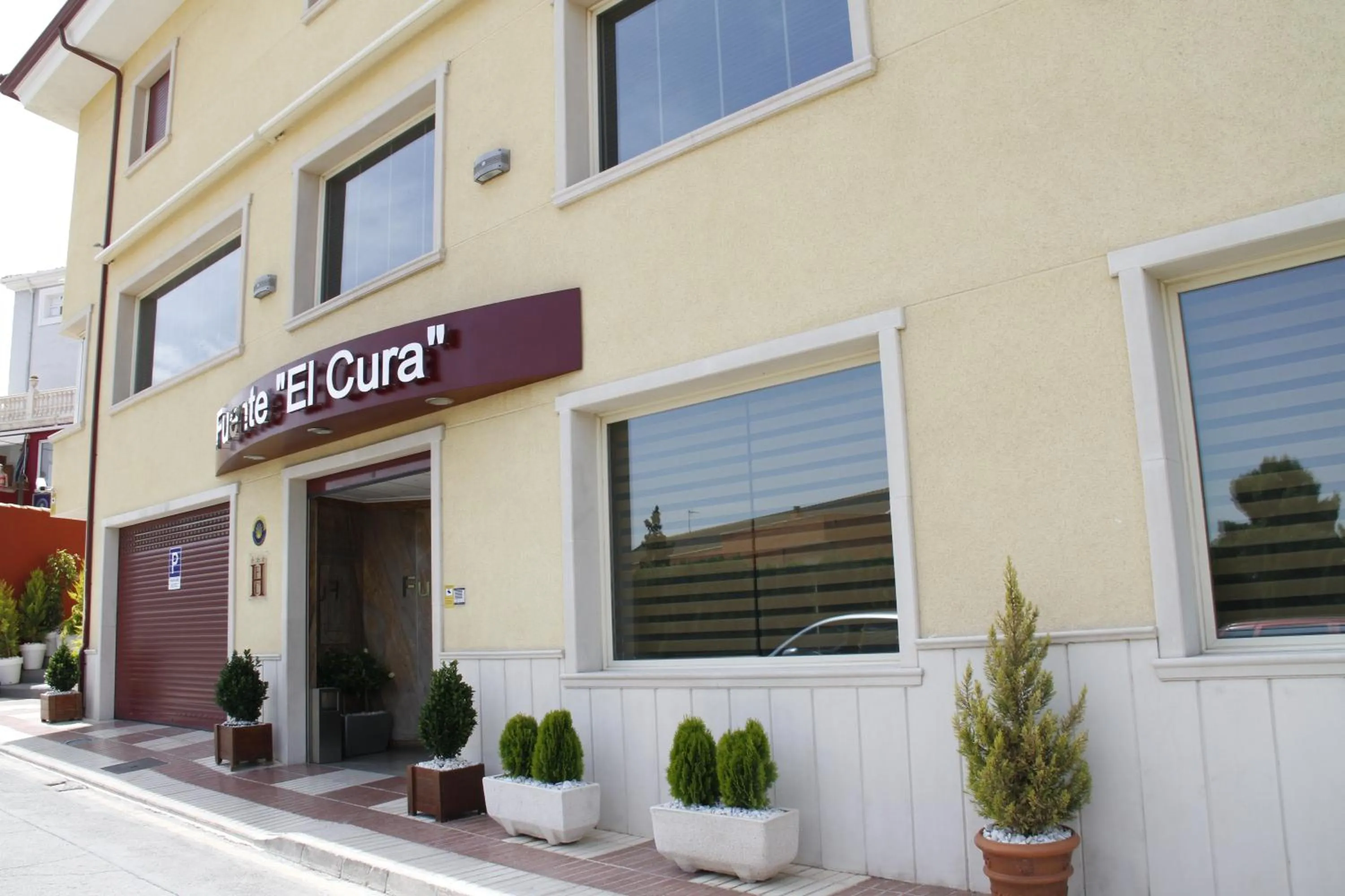 Facade/entrance in Hotel Fuente El Cura