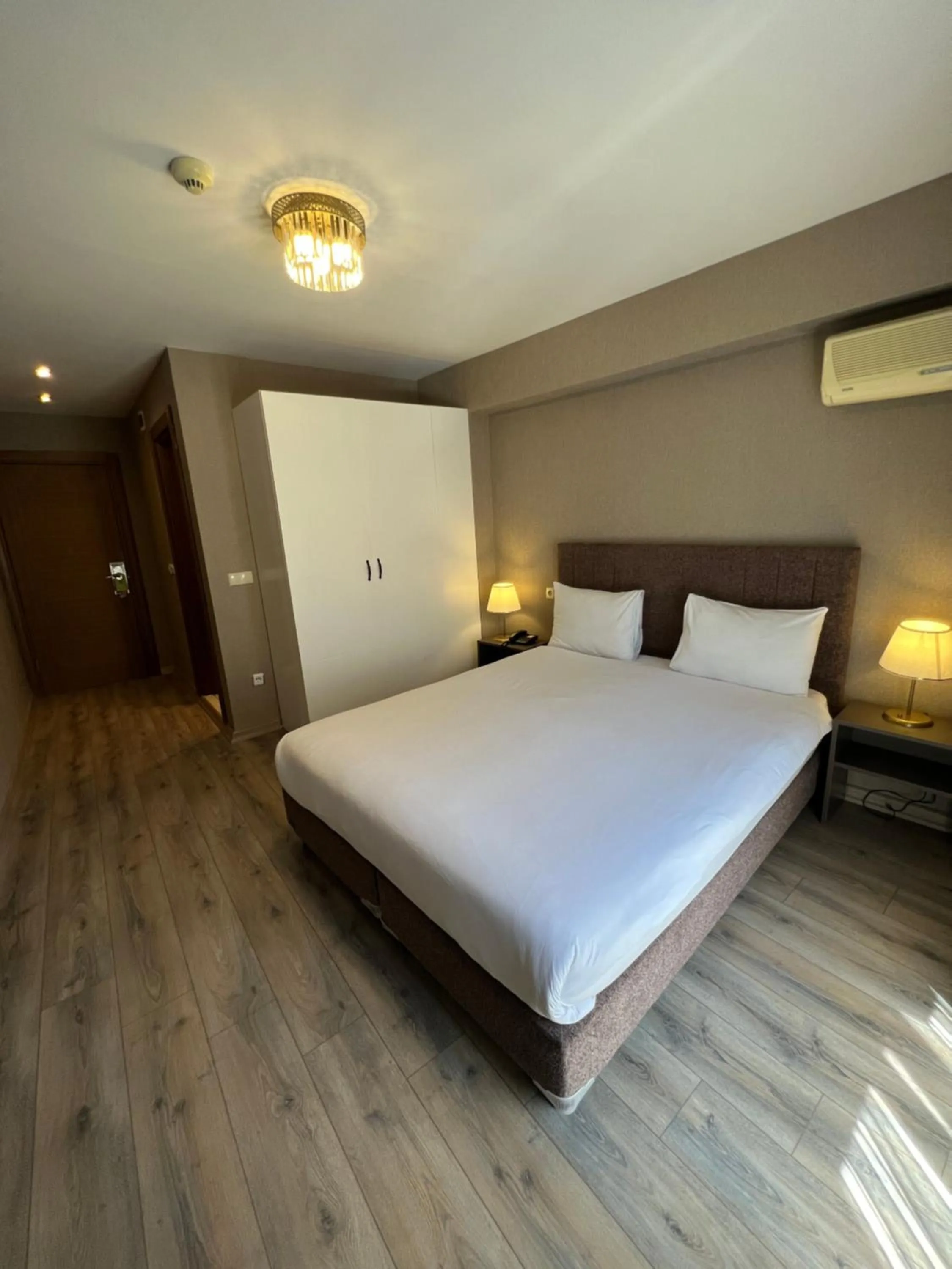 Bedroom, Bed in Flower Palace Hotel