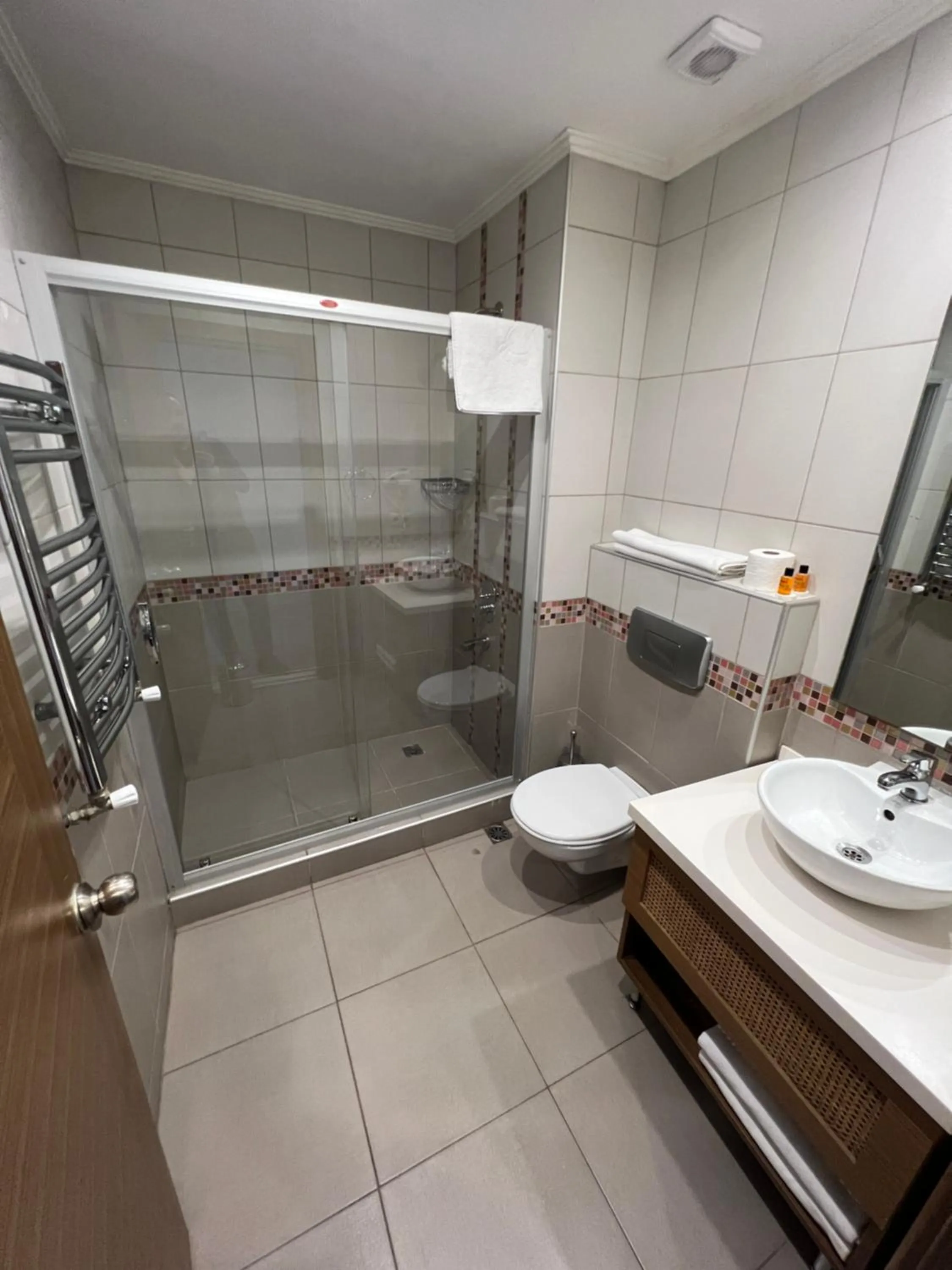 Toilet in Flower Palace Hotel