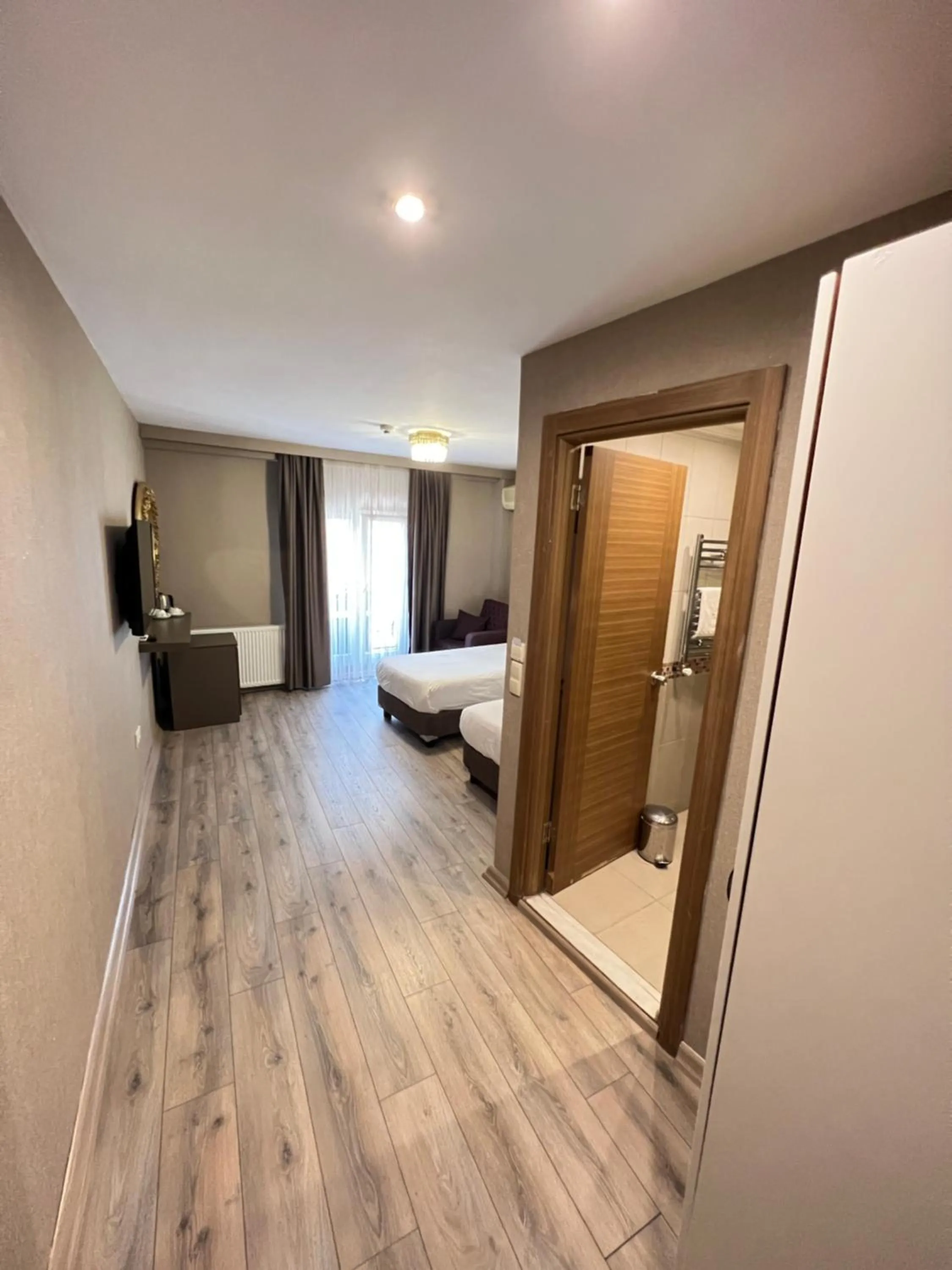 Photo of the whole room, Bed in Flower Palace Hotel