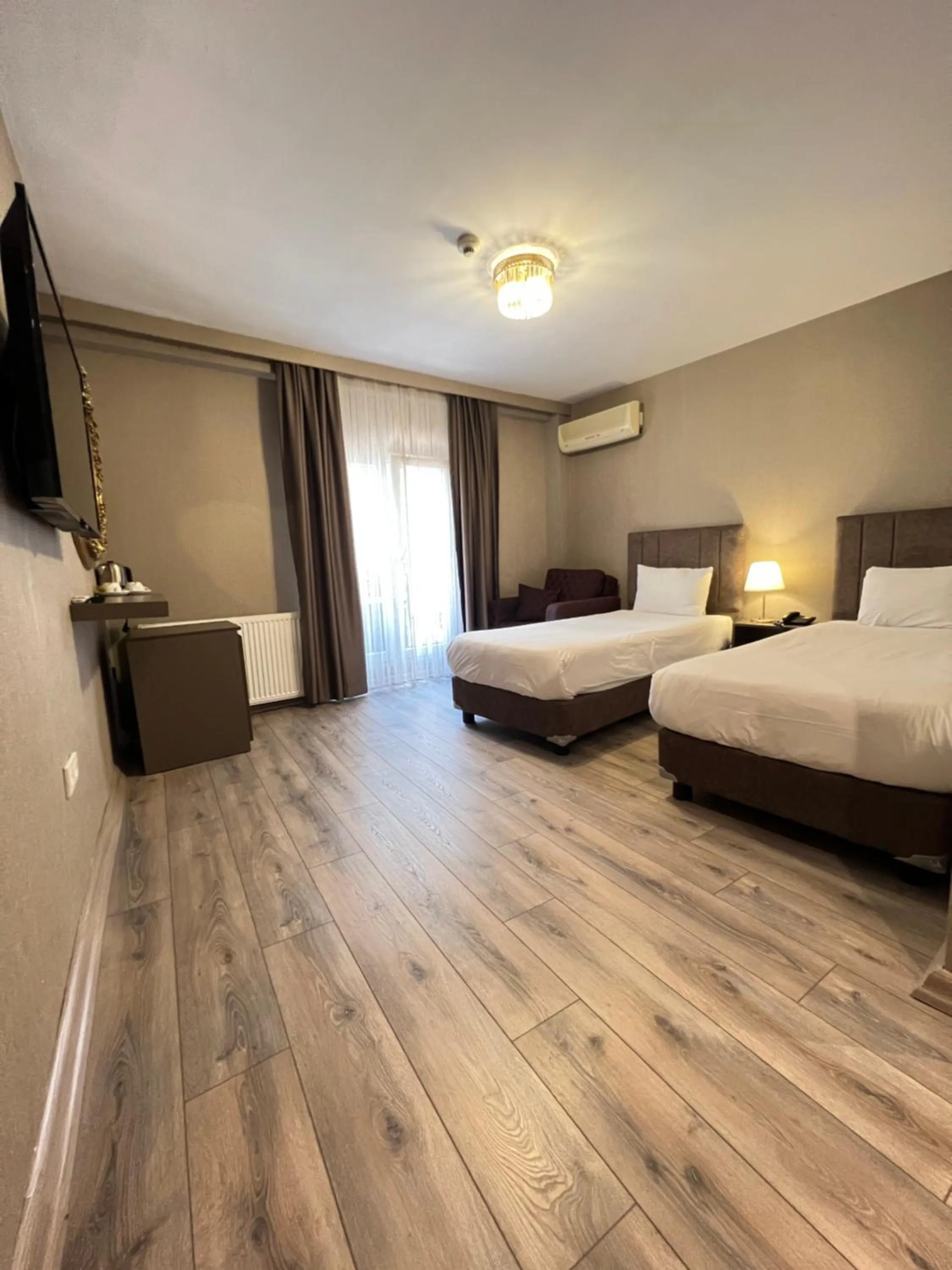 Bedroom, Bed in Flower Palace Hotel