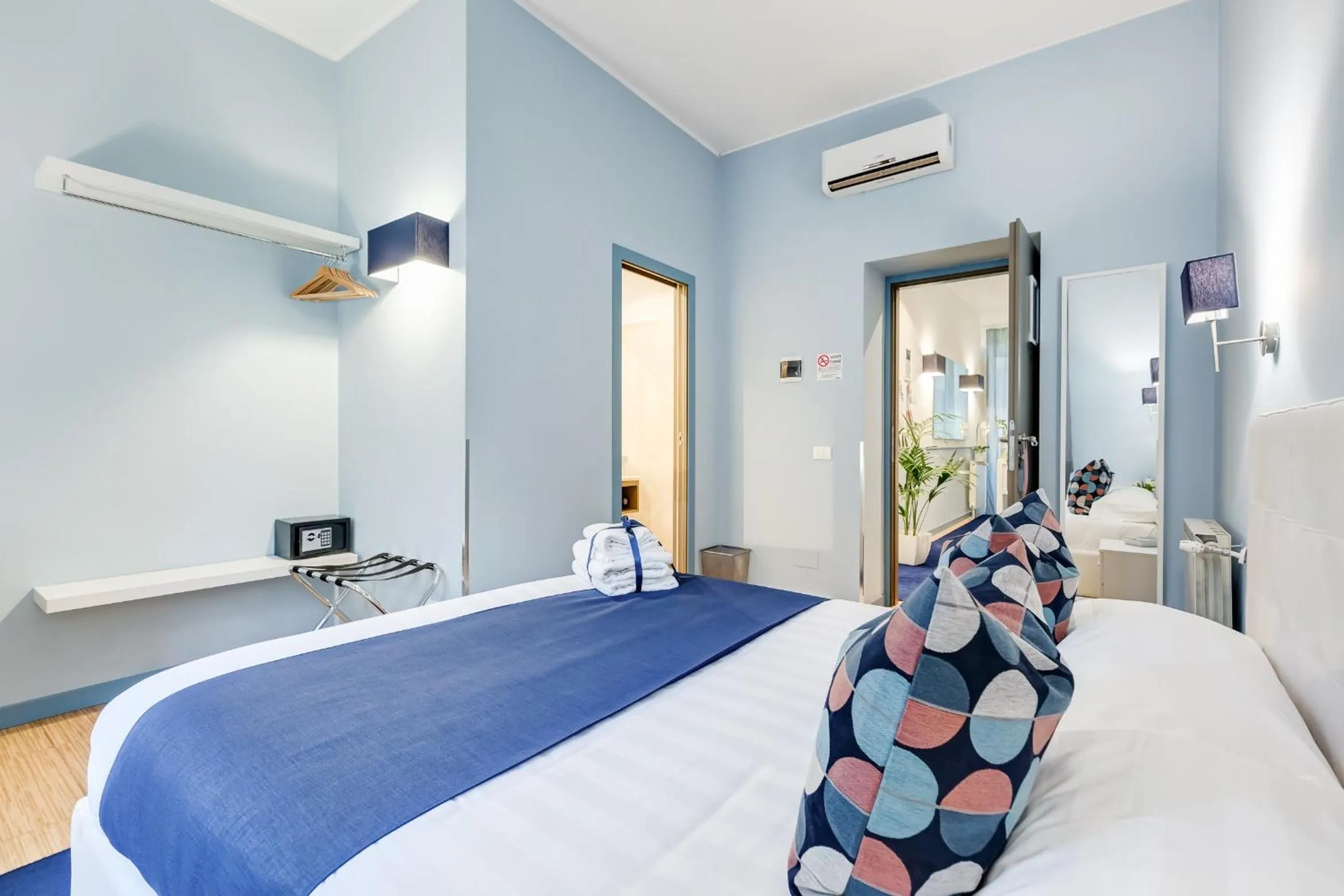 Shower, Bed in Easy Budget Colosseo