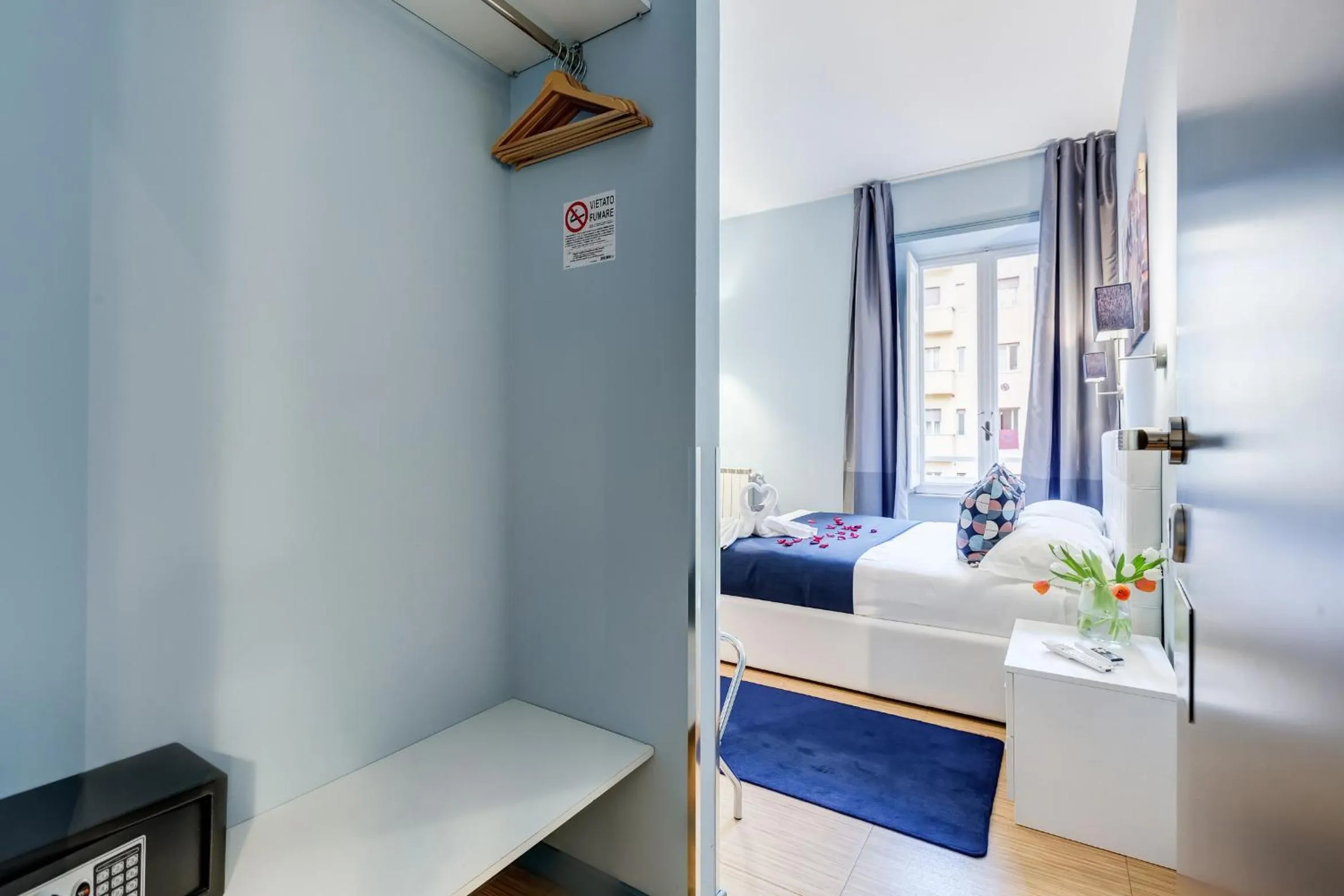 Toilet, Bed in Easy Budget Colosseo