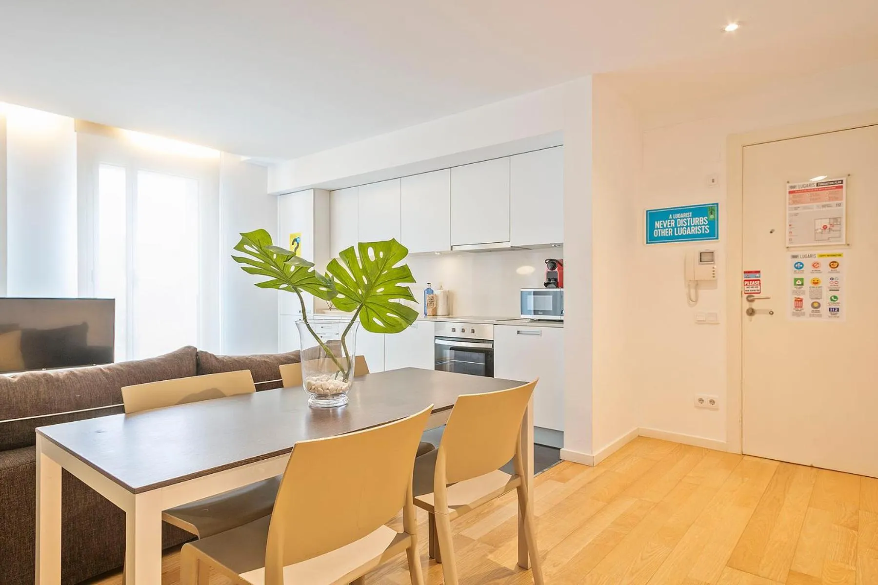 Dining area in Lugaris Beach Apartments