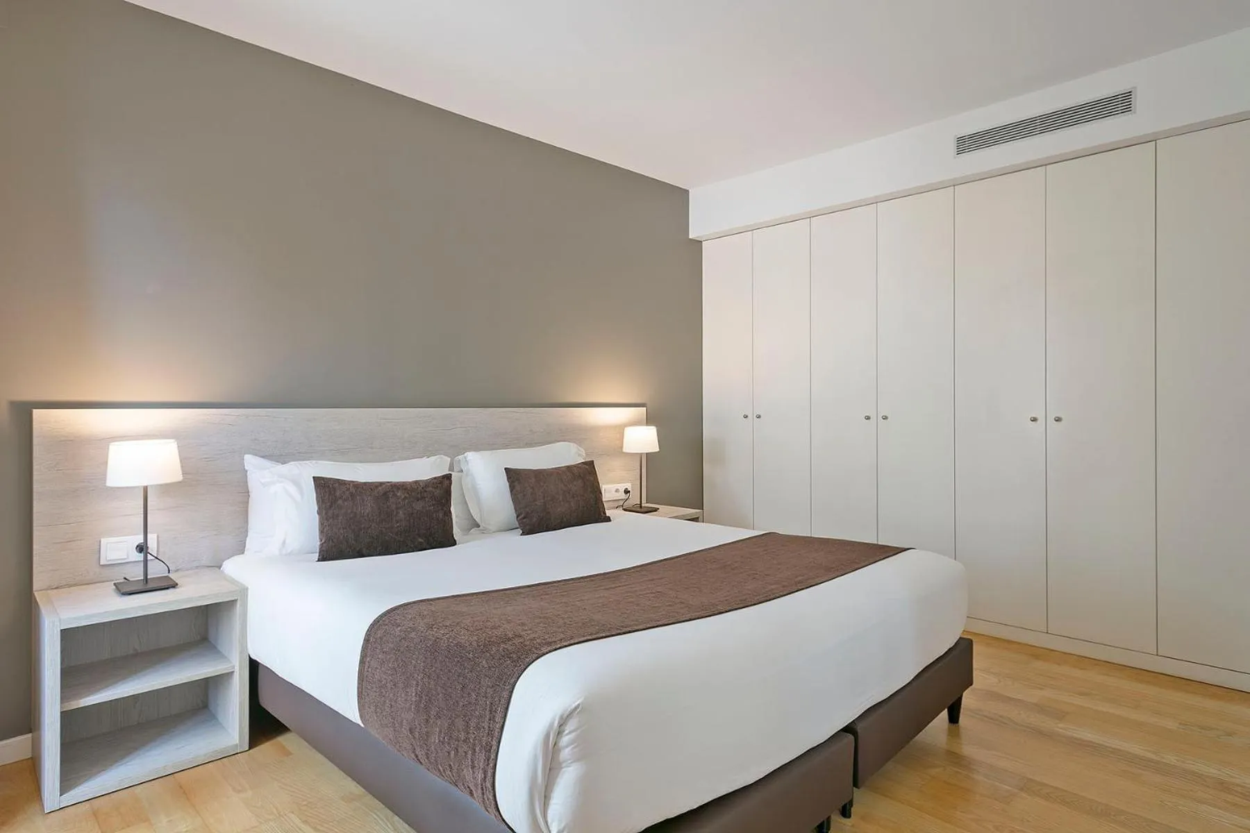 Bedroom, Bed in Lugaris Beach Apartments