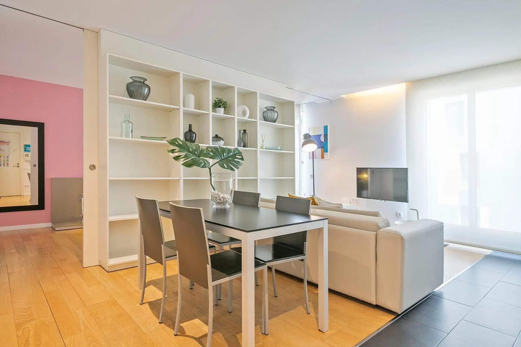 Dining area in Lugaris Beach Apartments