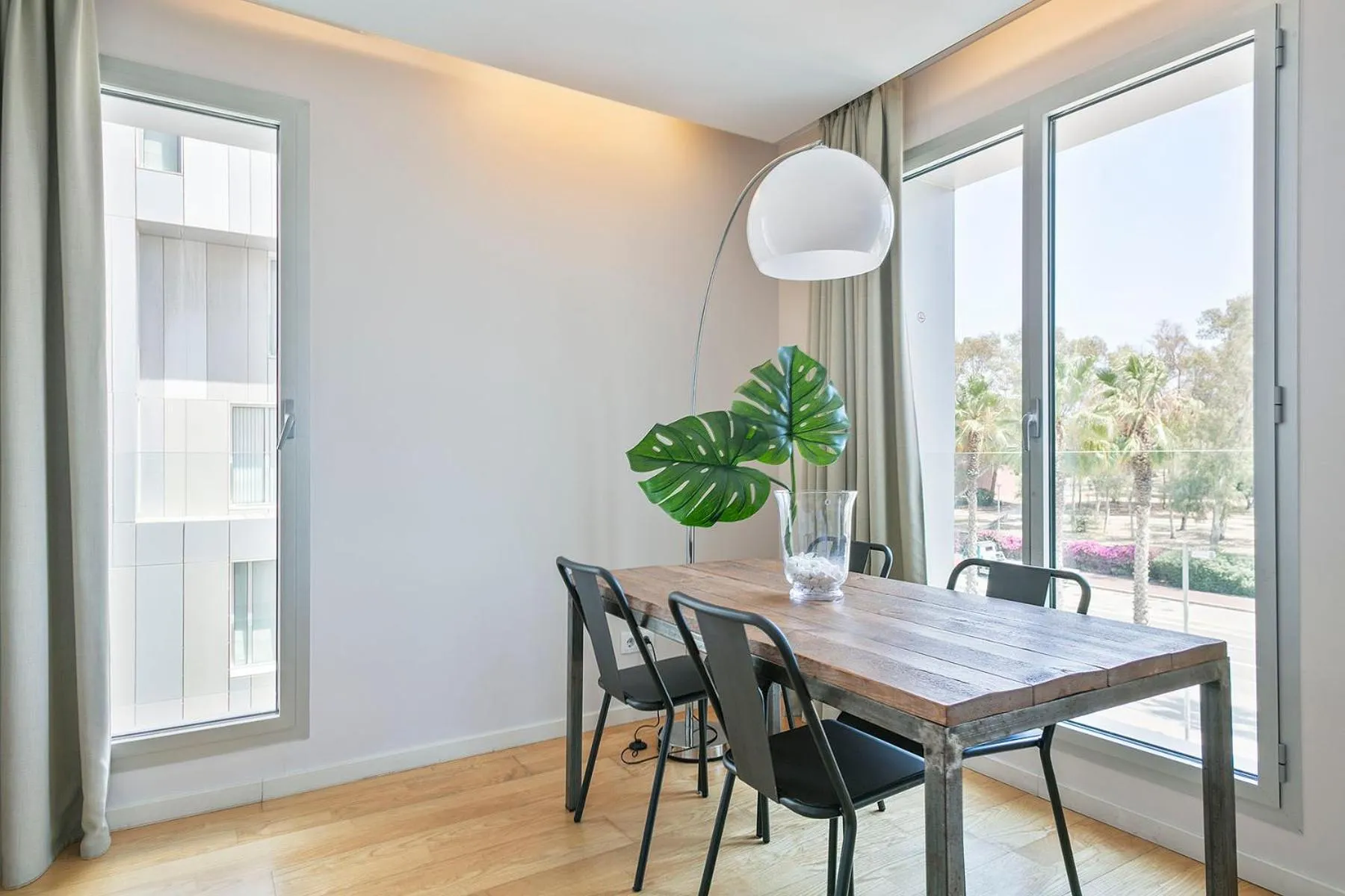 Dining area in Lugaris Beach Apartments