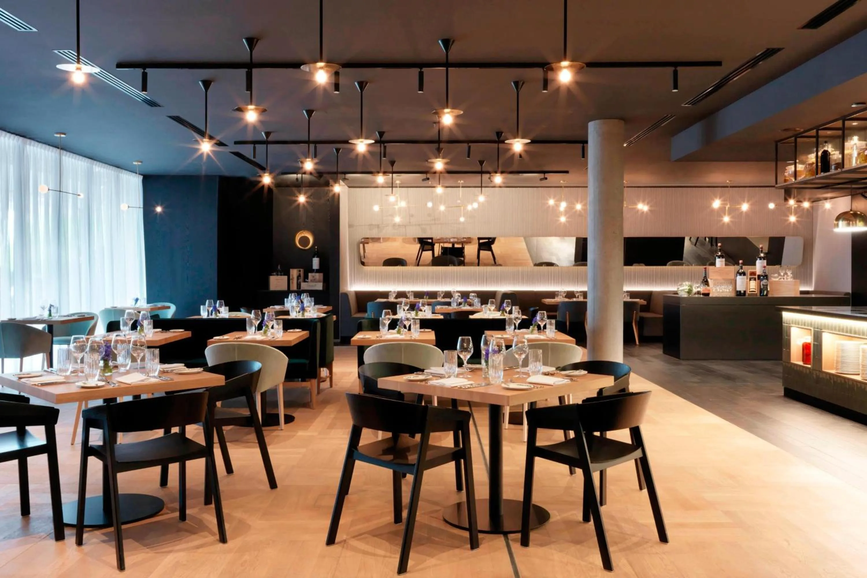 Restaurant/places to eat in Renaissance Warsaw Airport Hotel