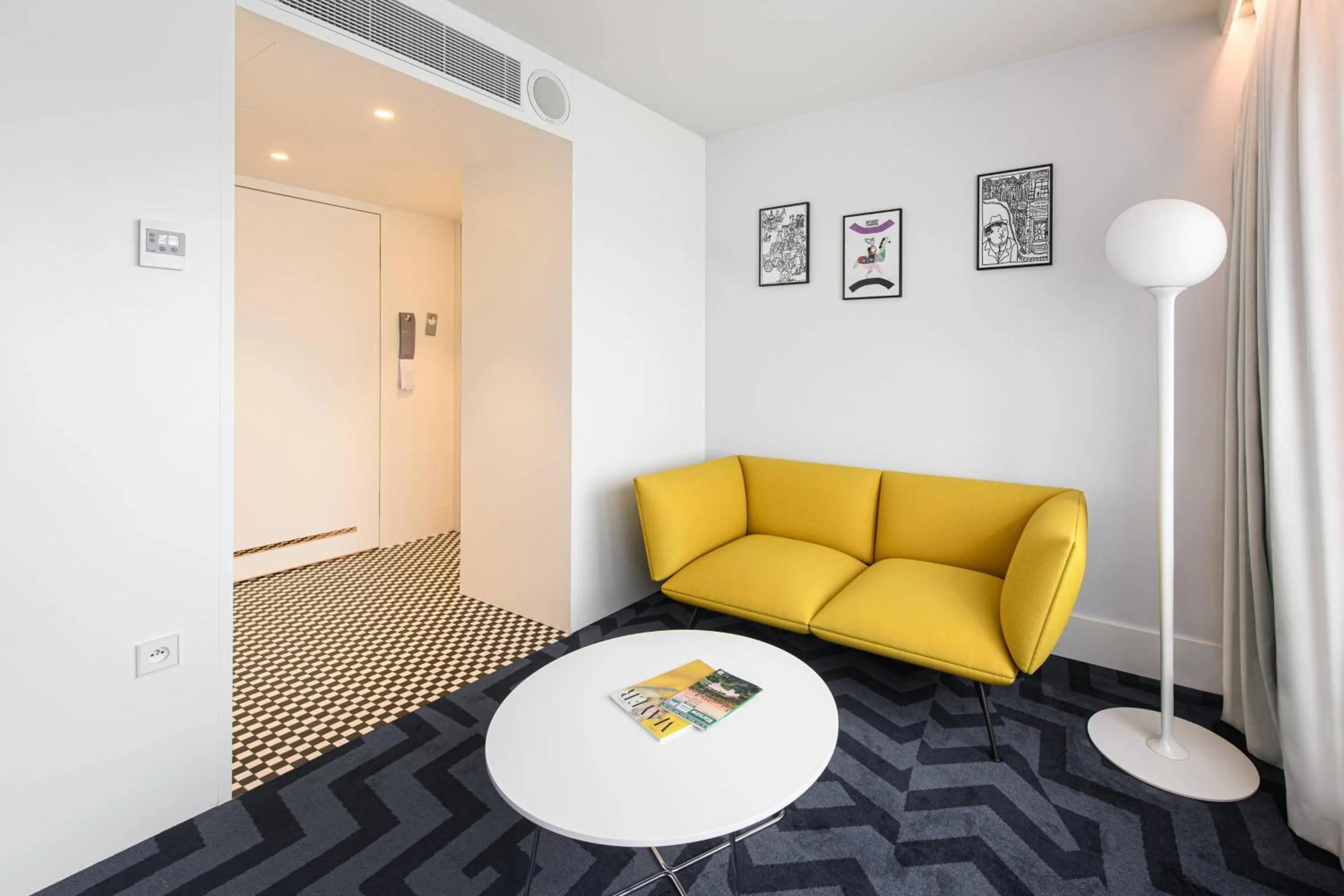 Living room in Renaissance Warsaw Airport Hotel