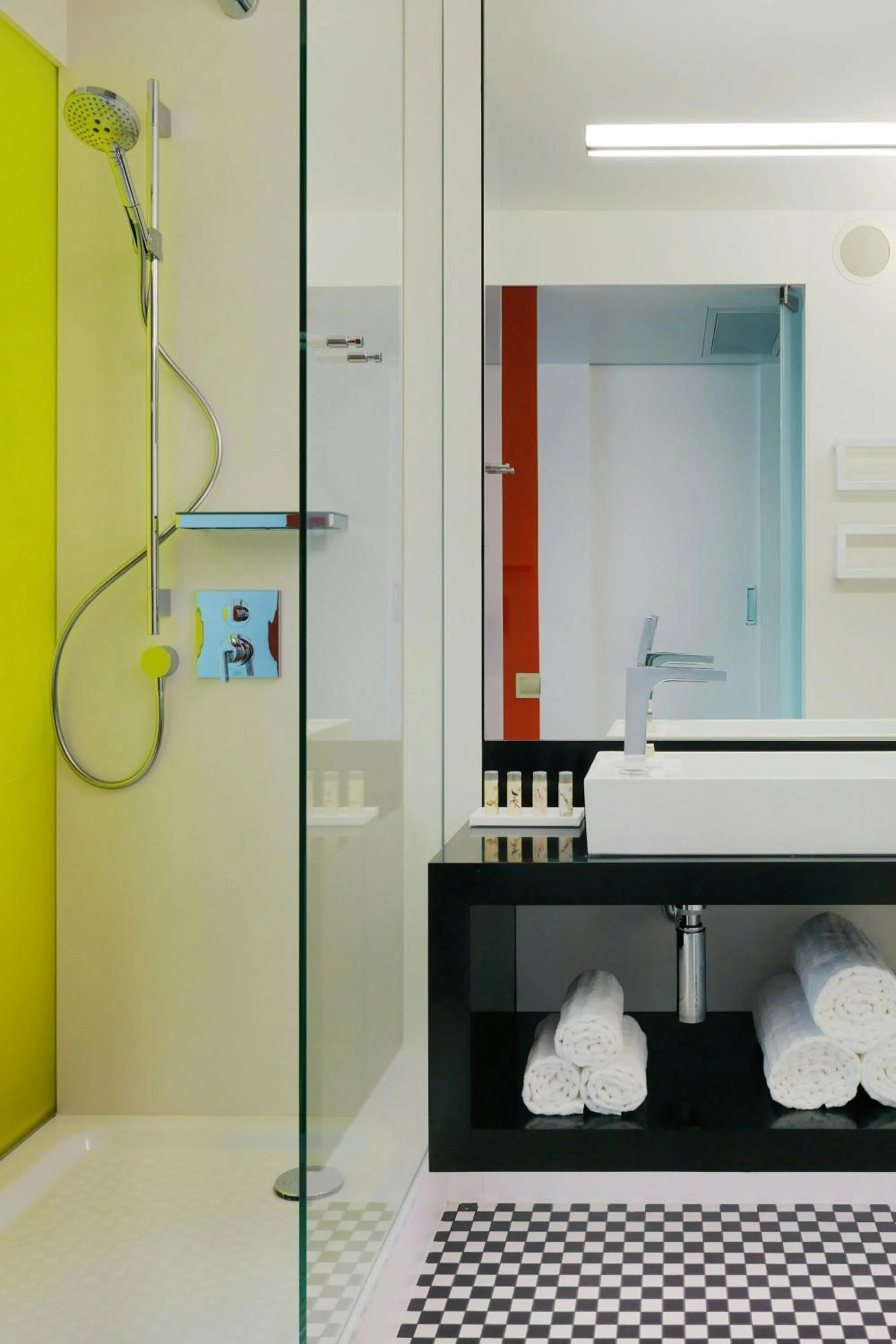 Bathroom in Renaissance Warsaw Airport Hotel