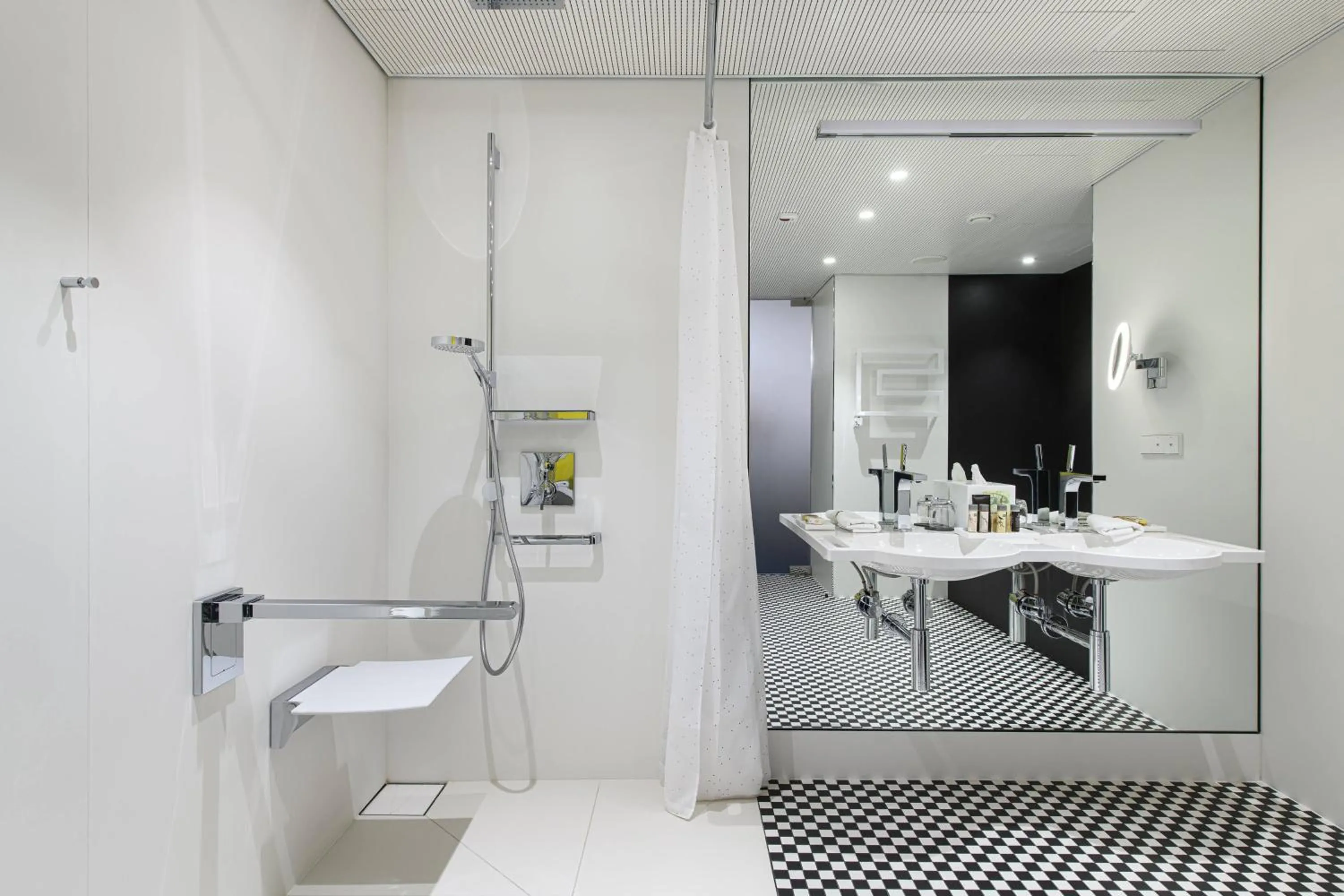 Bathroom in Renaissance Warsaw Airport Hotel