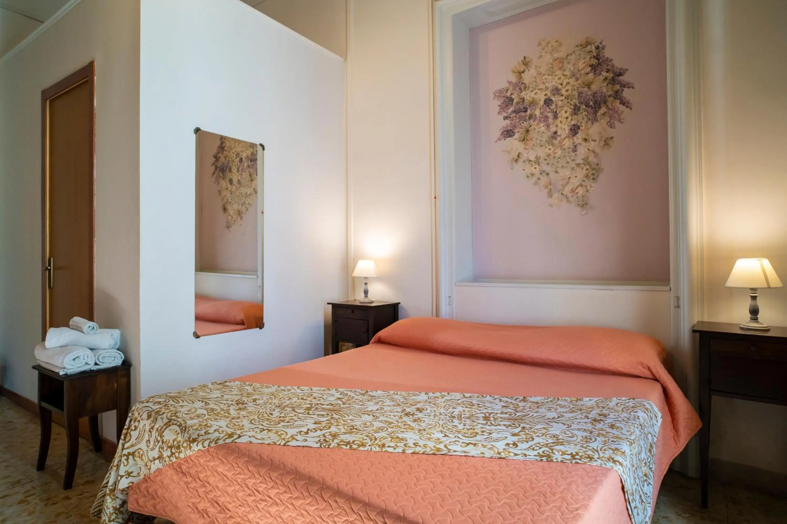 Bedroom, Bed in San Demetrio