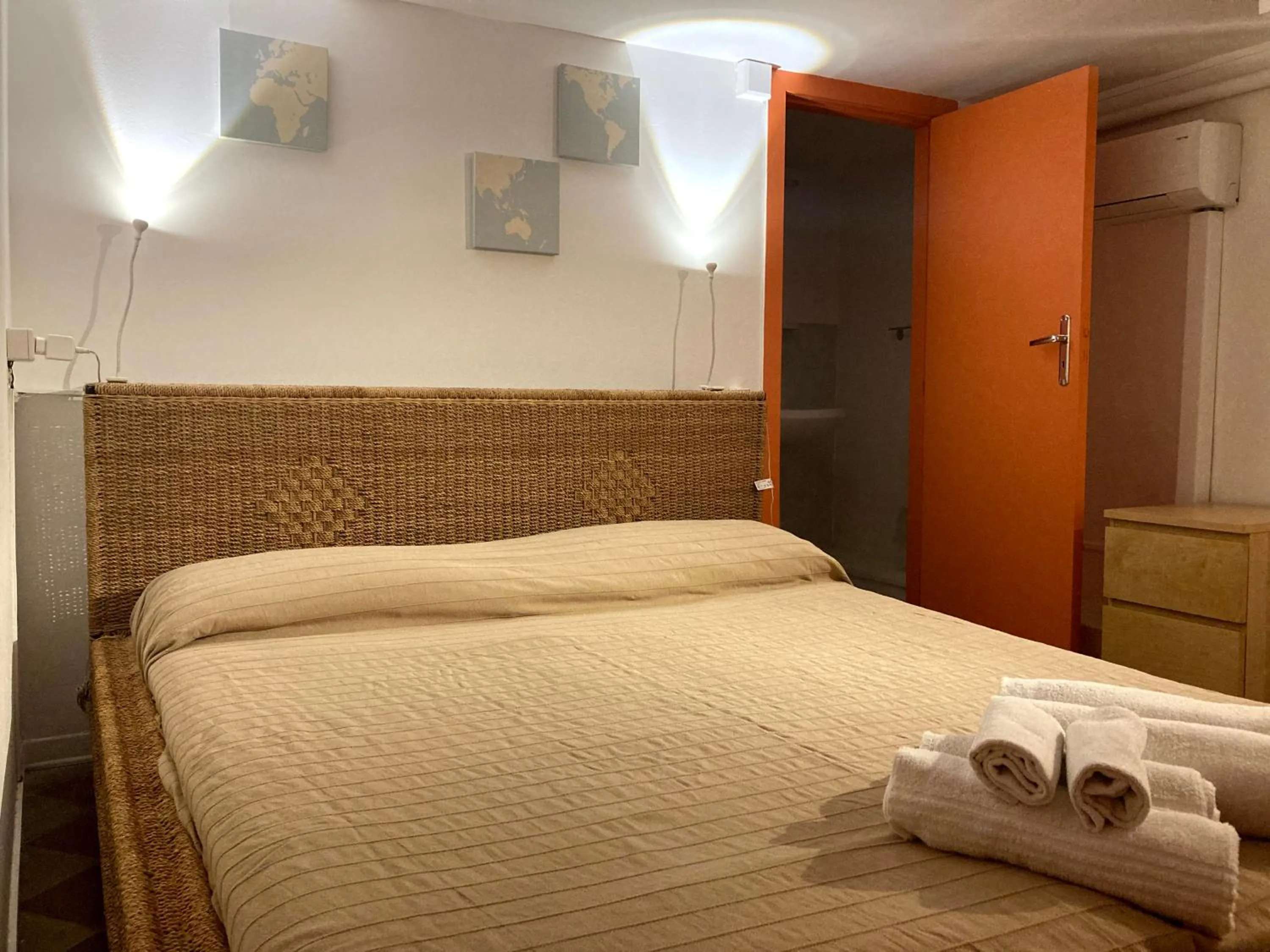 Photo of the whole room, Bed in San Demetrio