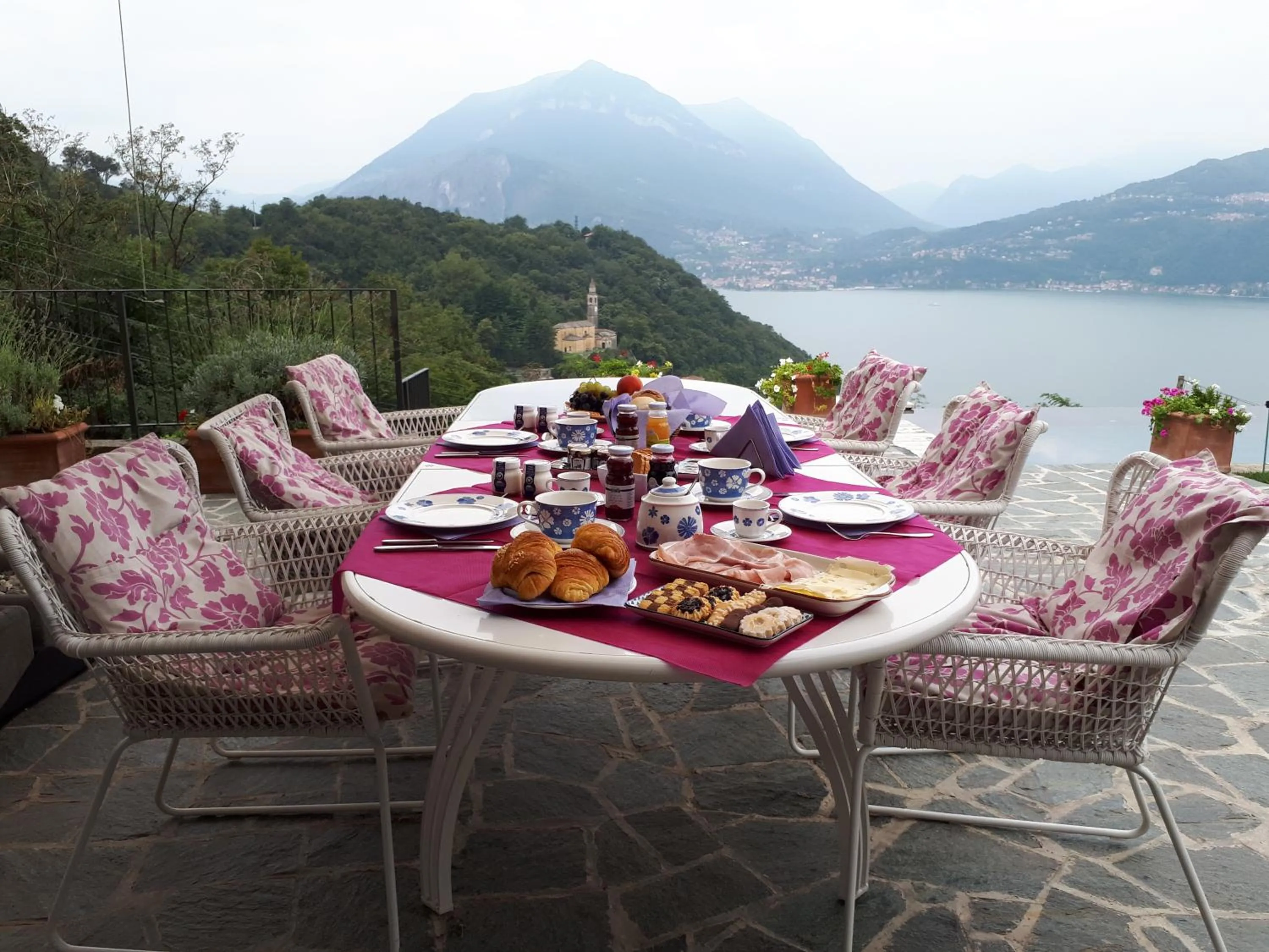 Breakfast in Villa Silvi piscina sauna e hot tub