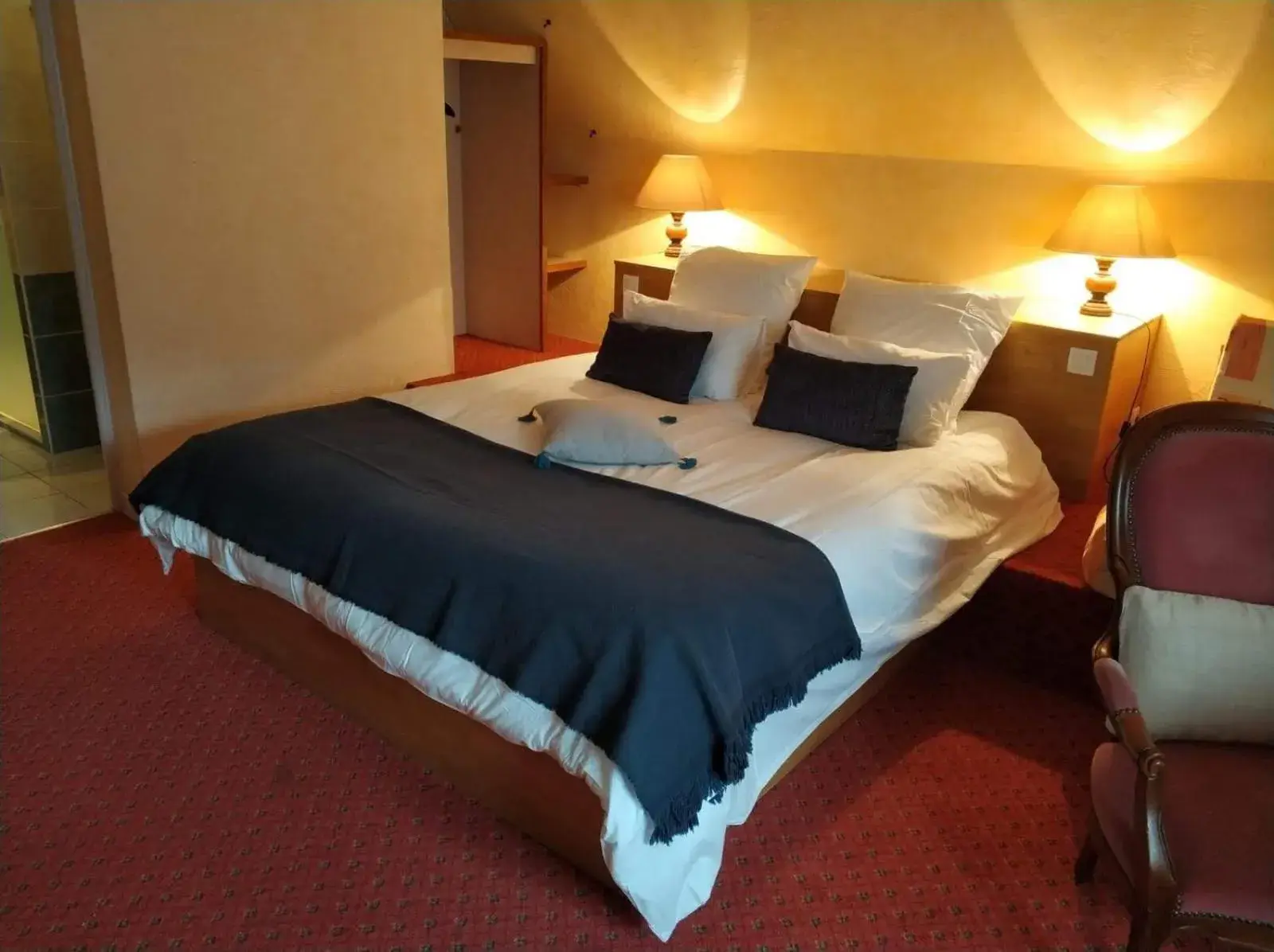 Bed in Logis Hotel Calisola Besançon - Soirée Etape Bed in Logis Hotel Calisola Besançon - Soirée Etape