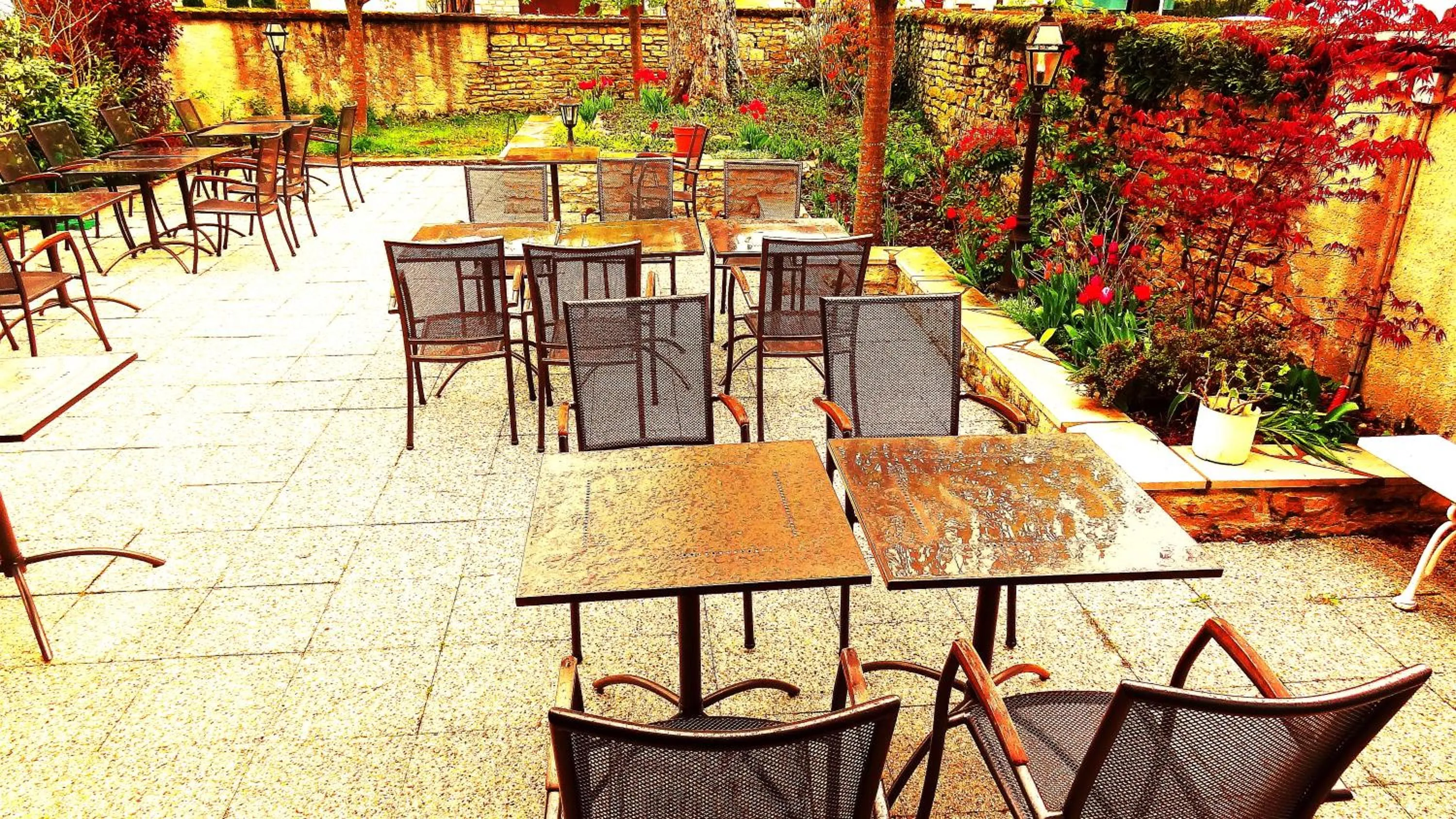 Patio in Logis Hotel Calisola Besançon - Soirée Etape