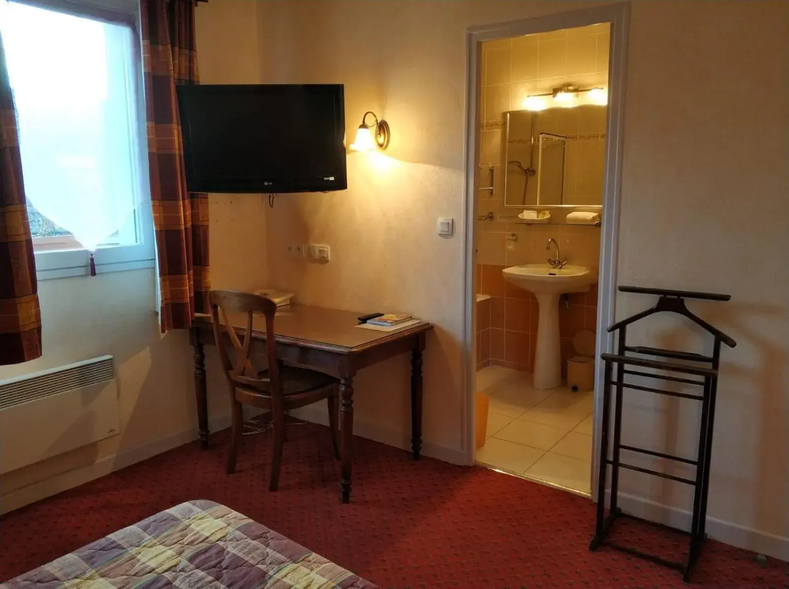 Bed in Logis Hotel Calisola Besançon - Soirée Etape Bed in Logis Hotel Calisola Besançon - Soirée Etape