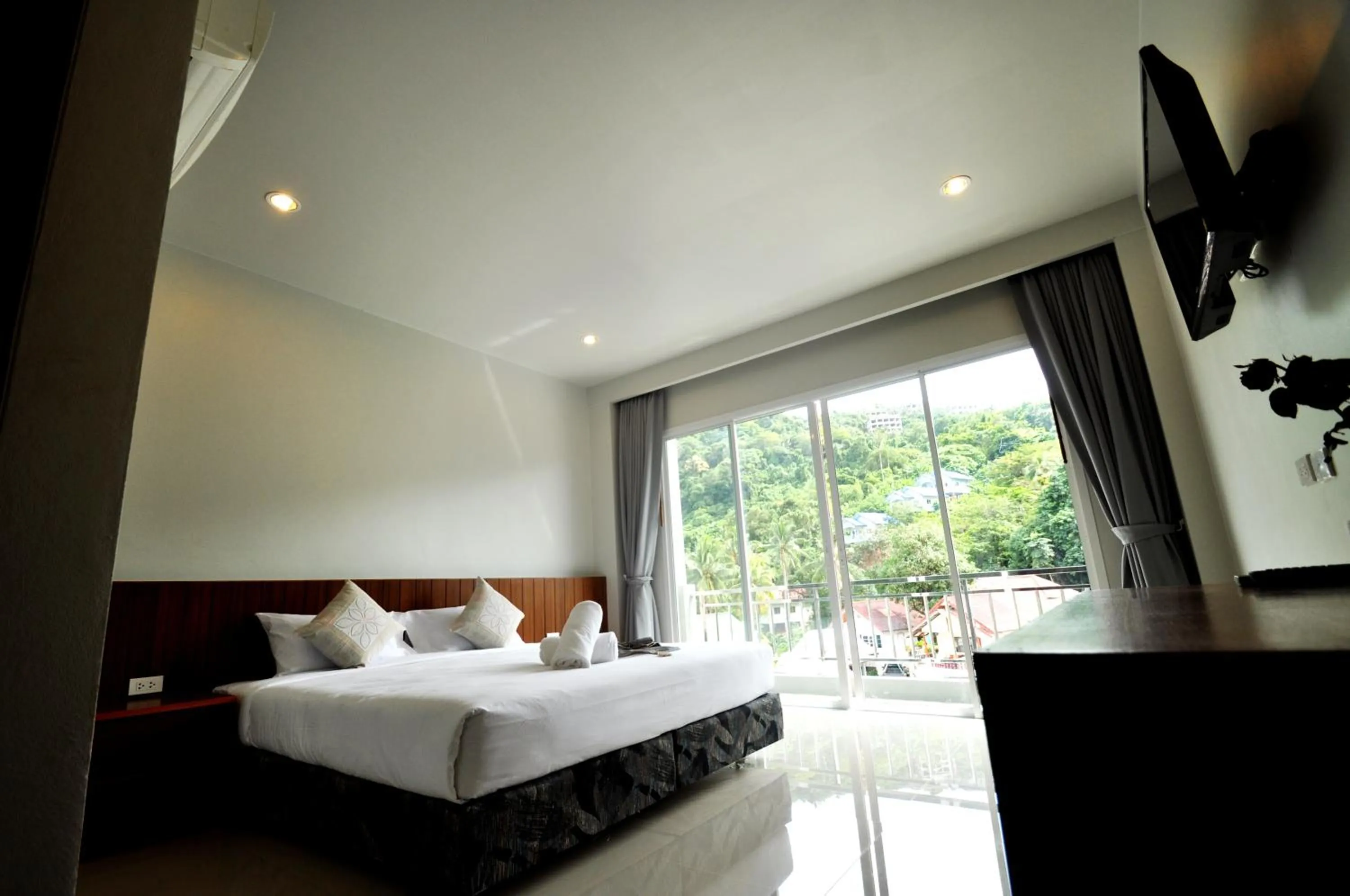 Photo of the whole room, Bed in Choophorn House