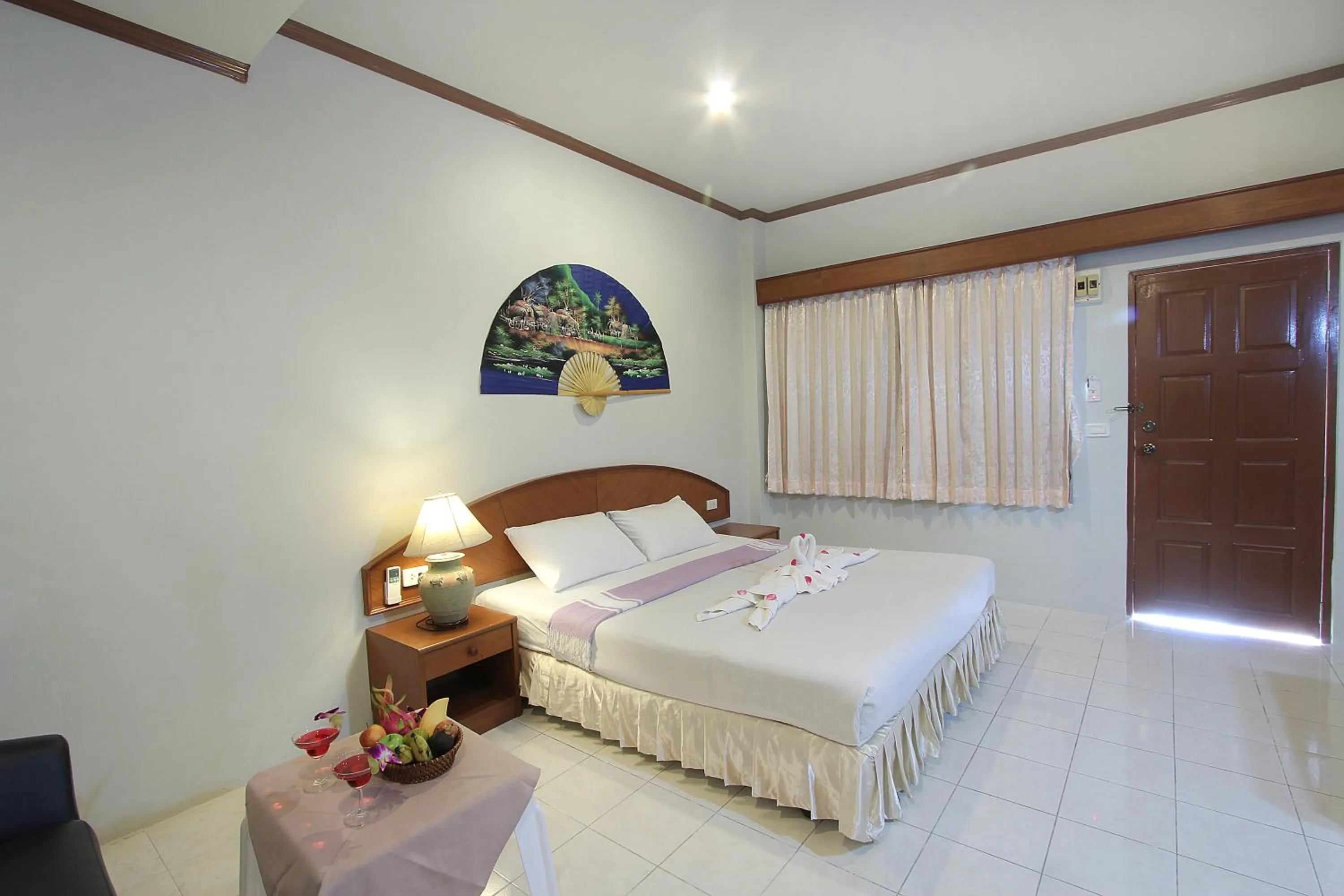 Photo of the whole room, Bed in Choophorn House