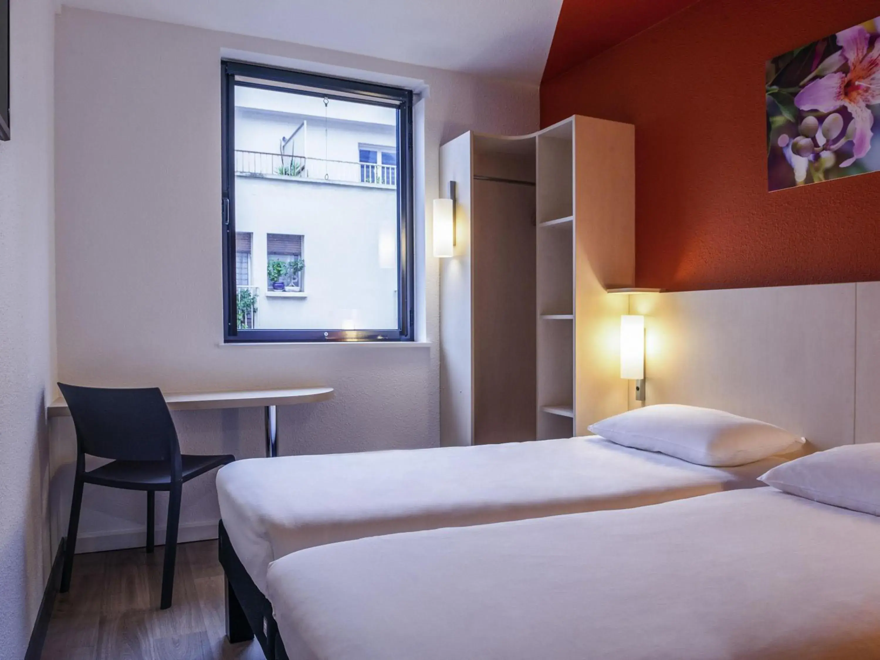 Bedroom, Bed in ibis budget Cannes Centre Ville Bedroom, Bed in ibis budget Cannes Centre Ville