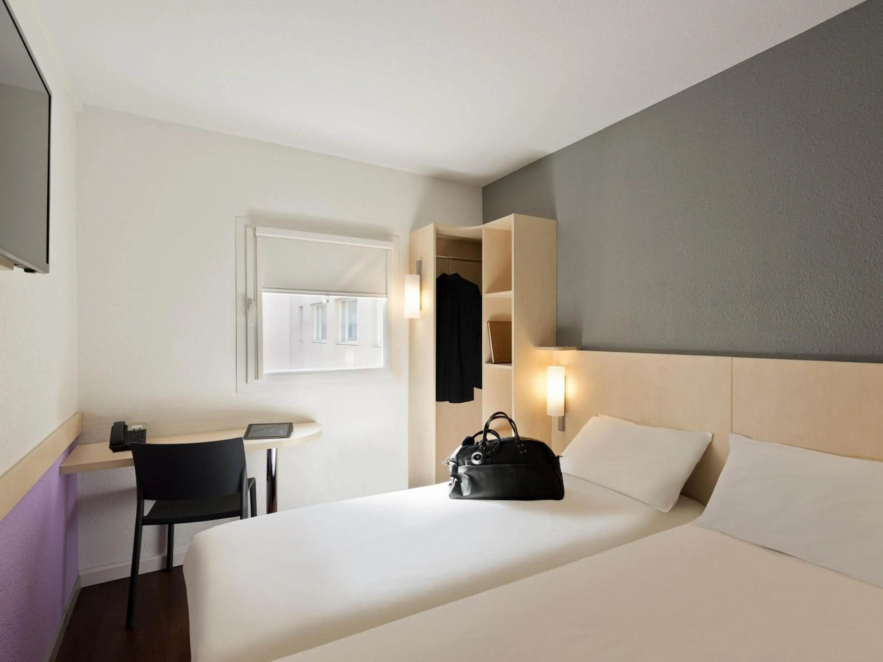 Bedroom, Bed in ibis budget Cannes Centre Ville