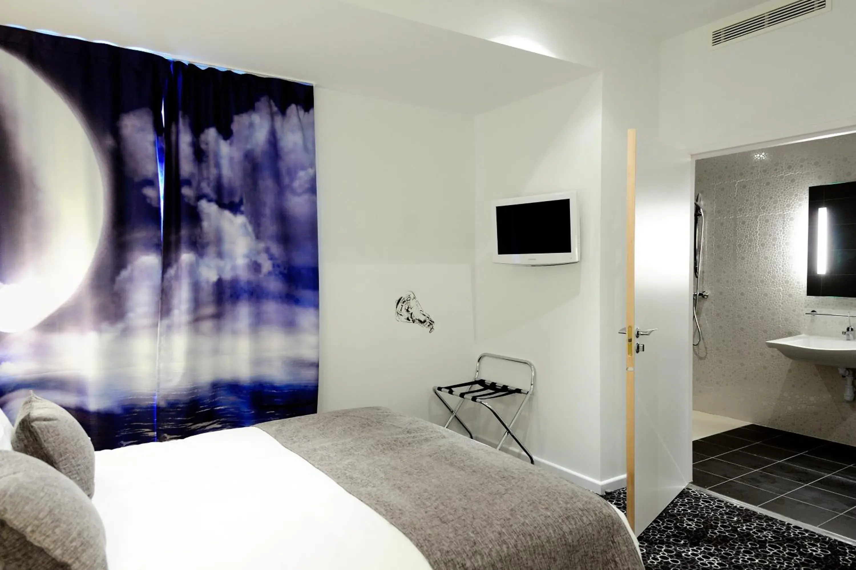 Photo of the whole room, Bed in Kyriad Prestige Perpignan Centre Gare Photo of the whole room, Bed in Kyriad Prestige Perpignan Centre Gare