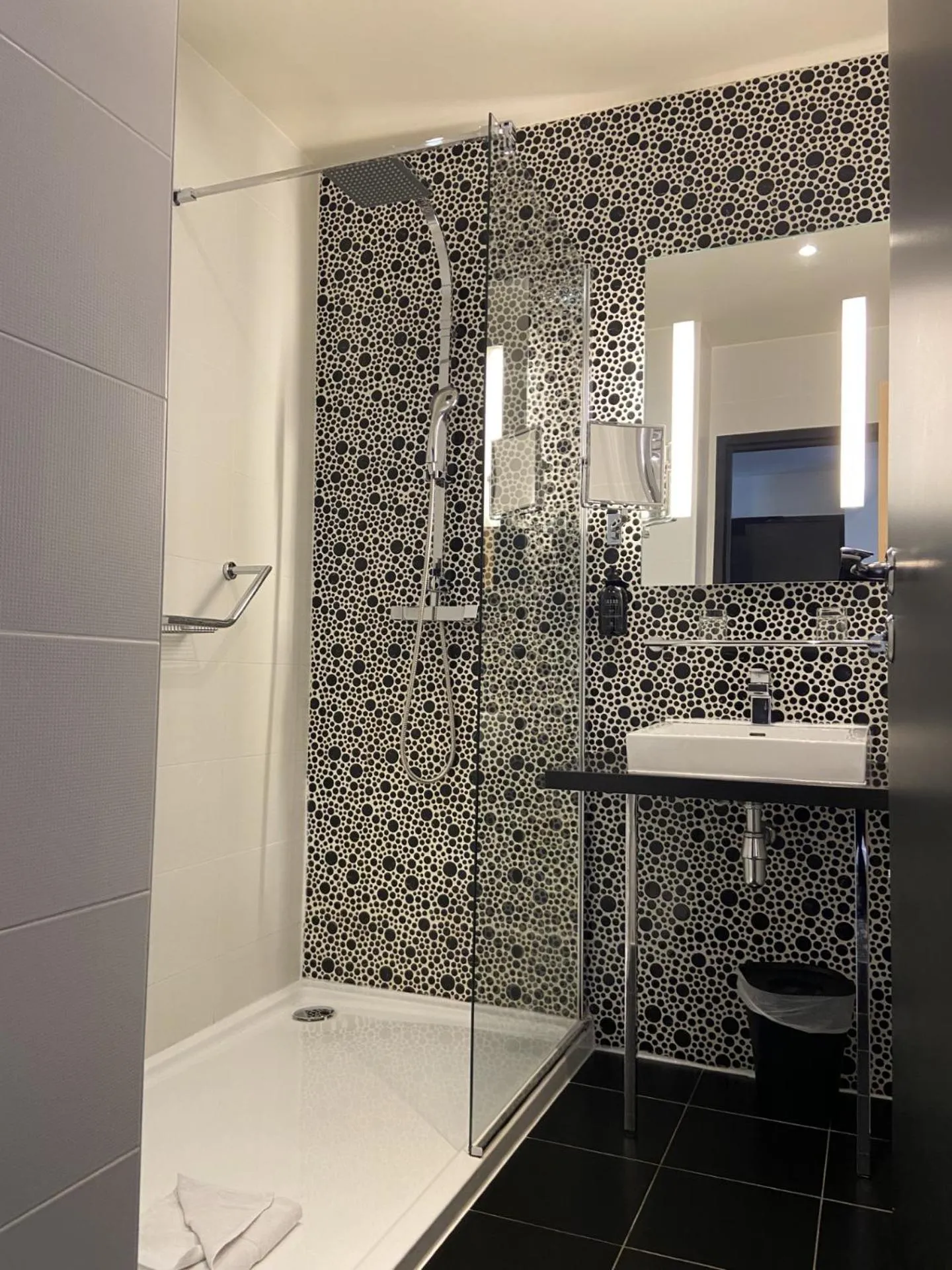 Shower in Kyriad Prestige Perpignan Centre Gare