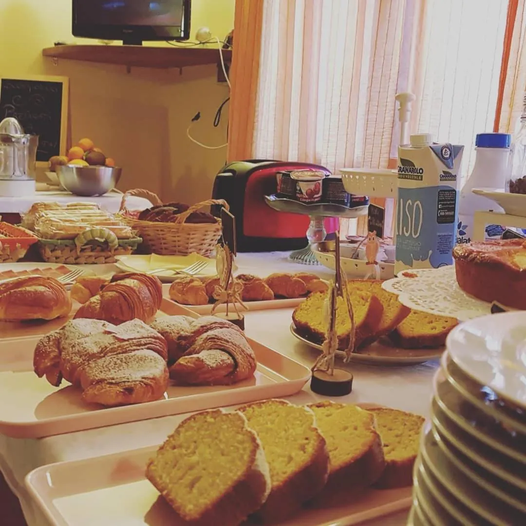 Buffet breakfast in B&B La Casa Di Zefiro