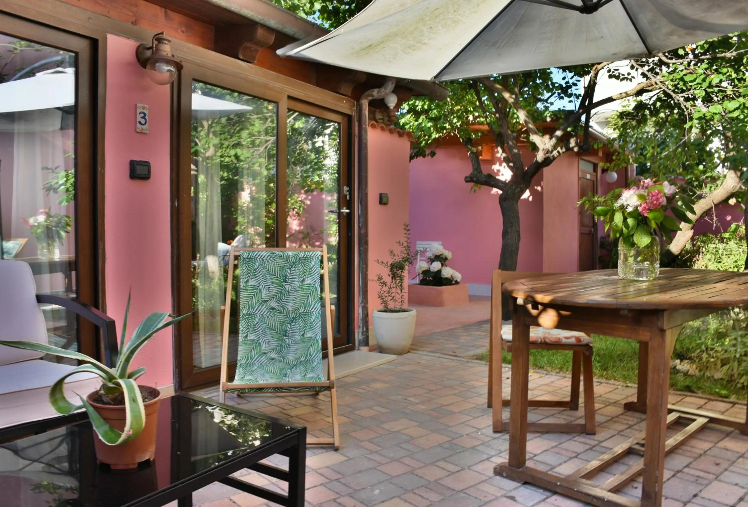 Facade/entrance in Flowery Inn Villa