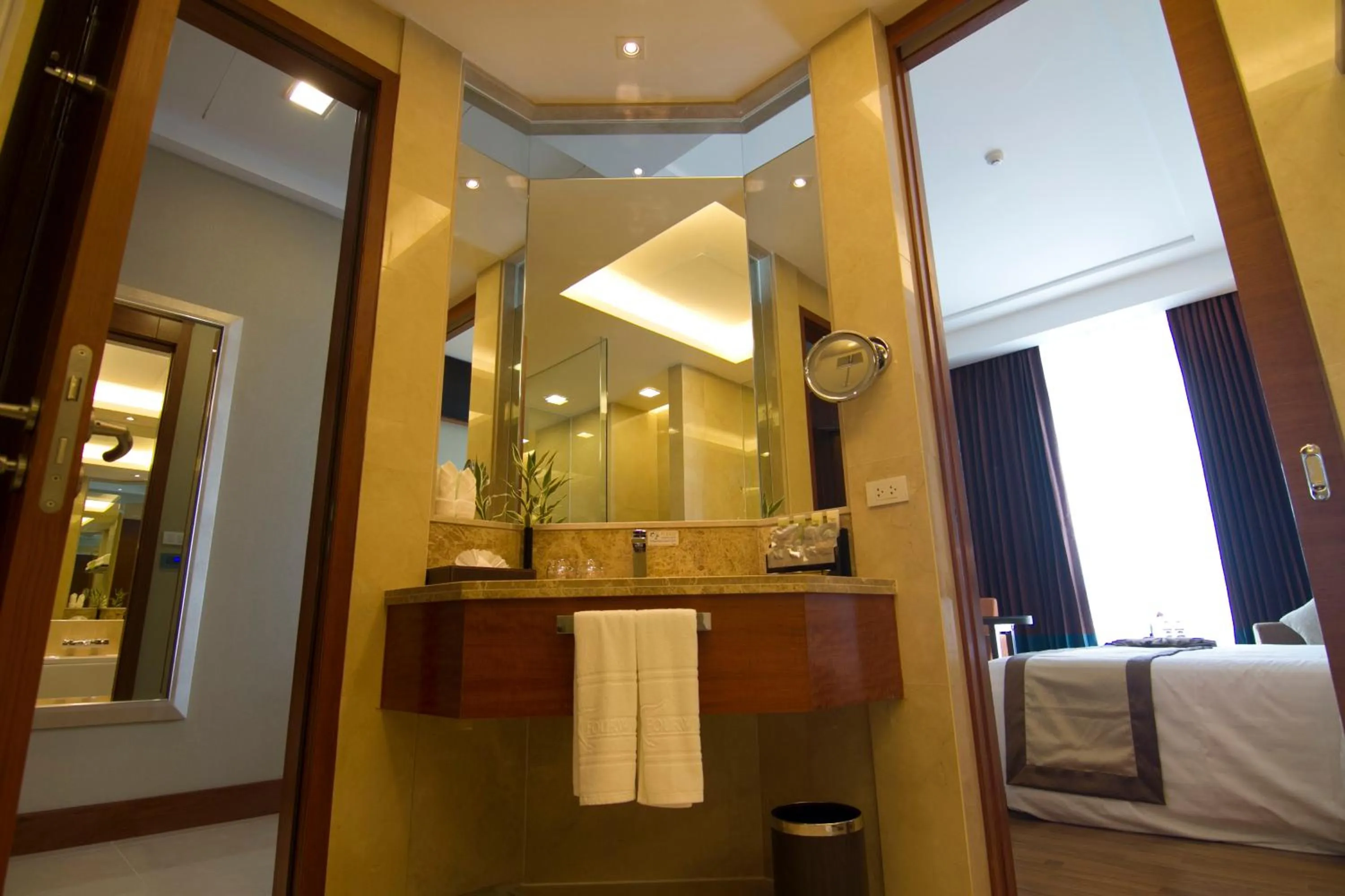 Bathroom, Bed in The Grand Fourwings Convention Hotel Bangkok