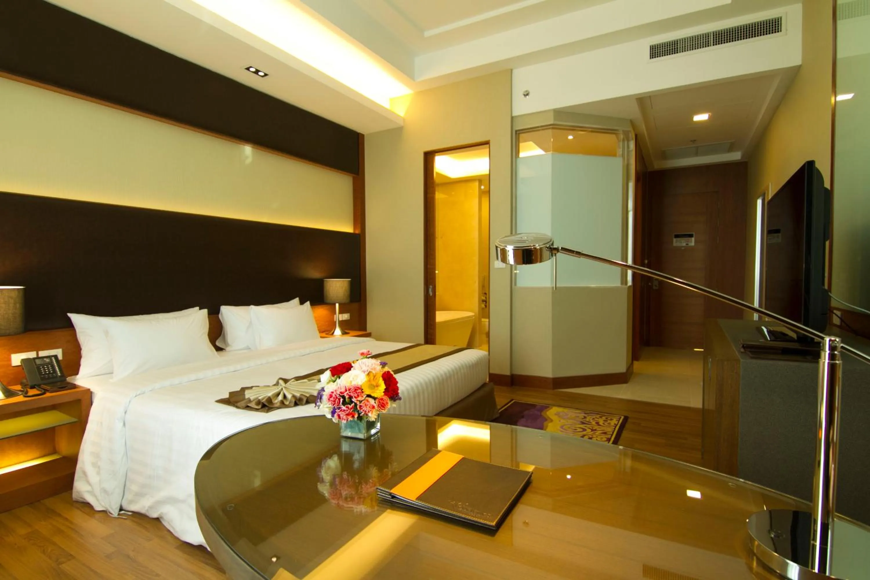 Photo of the whole room, Bed in The Grand Fourwings Convention Hotel Bangkok