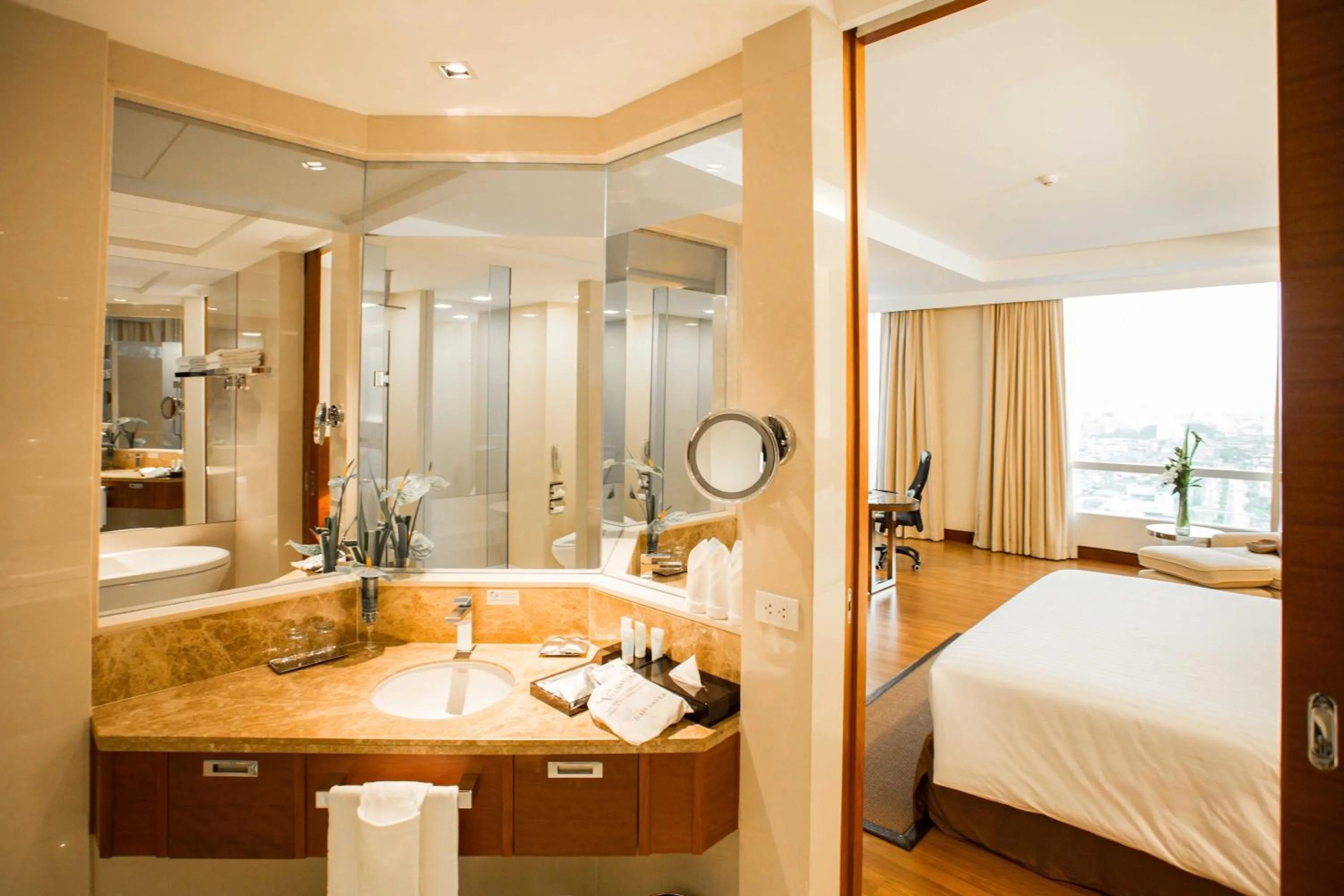 Shower, Bed in The Grand Fourwings Convention Hotel Bangkok
