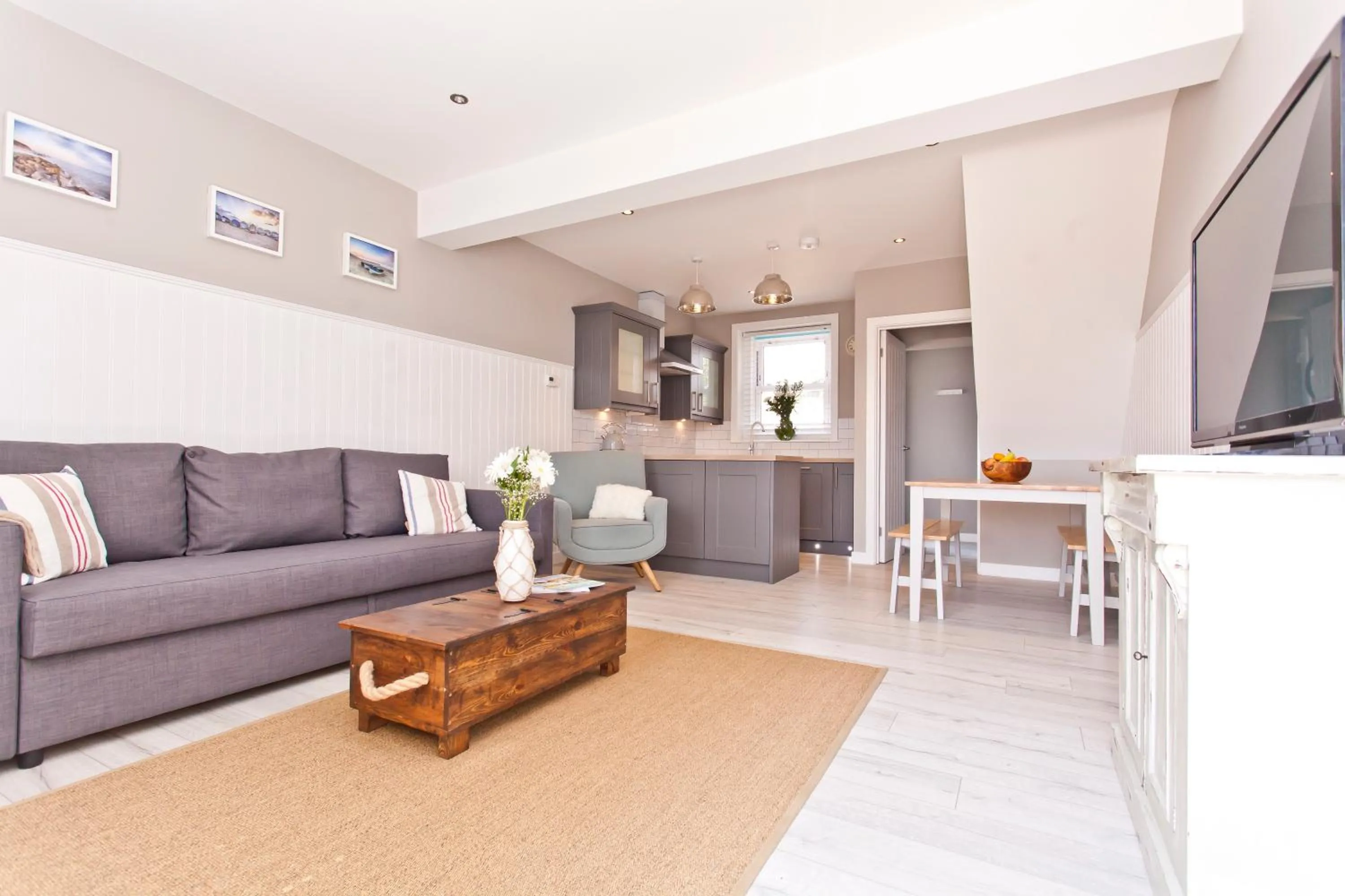 COASTGUARD COTTAGES by BOURNECOAST - A Charming Victorian Holiday Home with SEA VIEWS, HOT TUB and Garden - HB6098