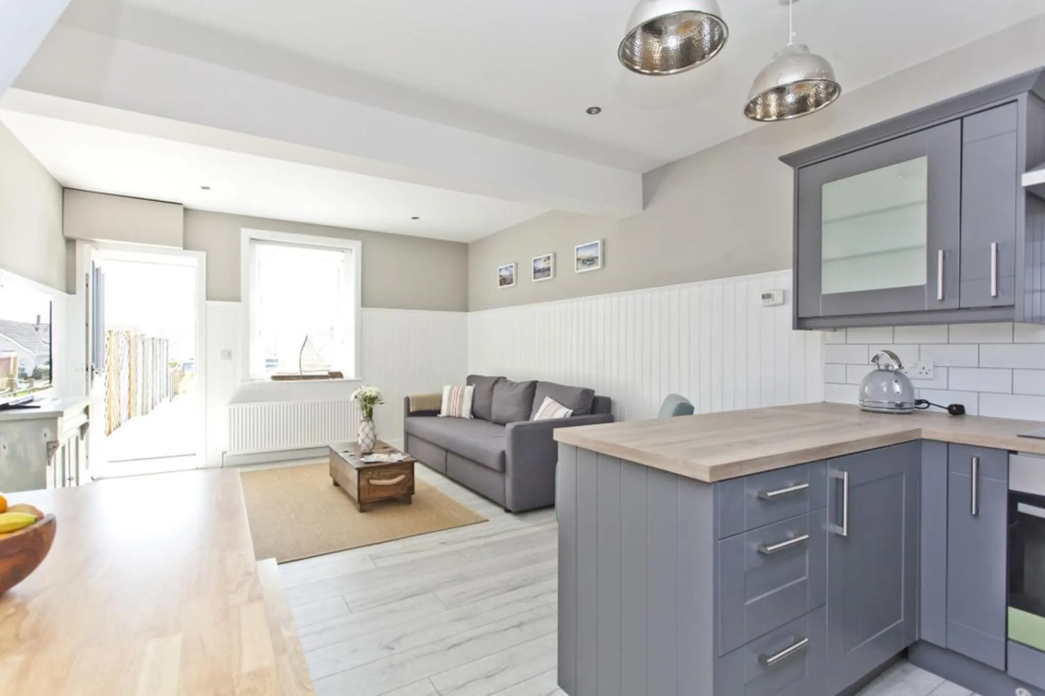 COASTGUARD COTTAGES by BOURNECOAST - A Charming Victorian Holiday Home with SEA VIEWS, HOT TUB and Garden - HB6098