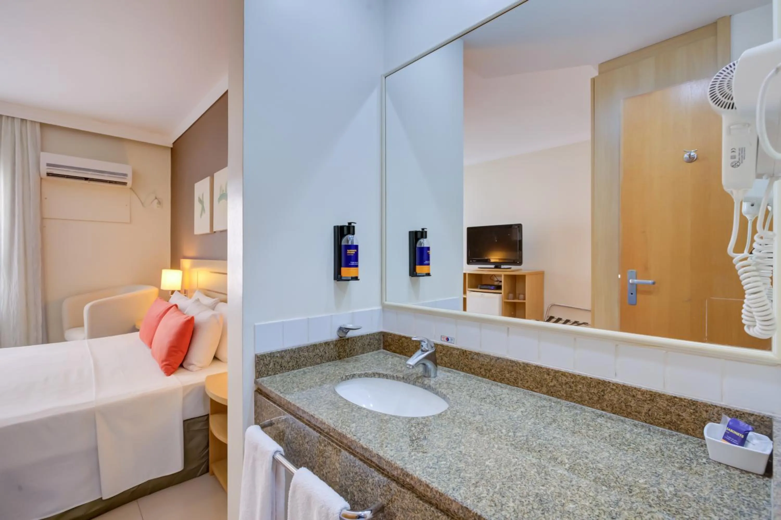 Bathroom, Bed in Comfort Franca