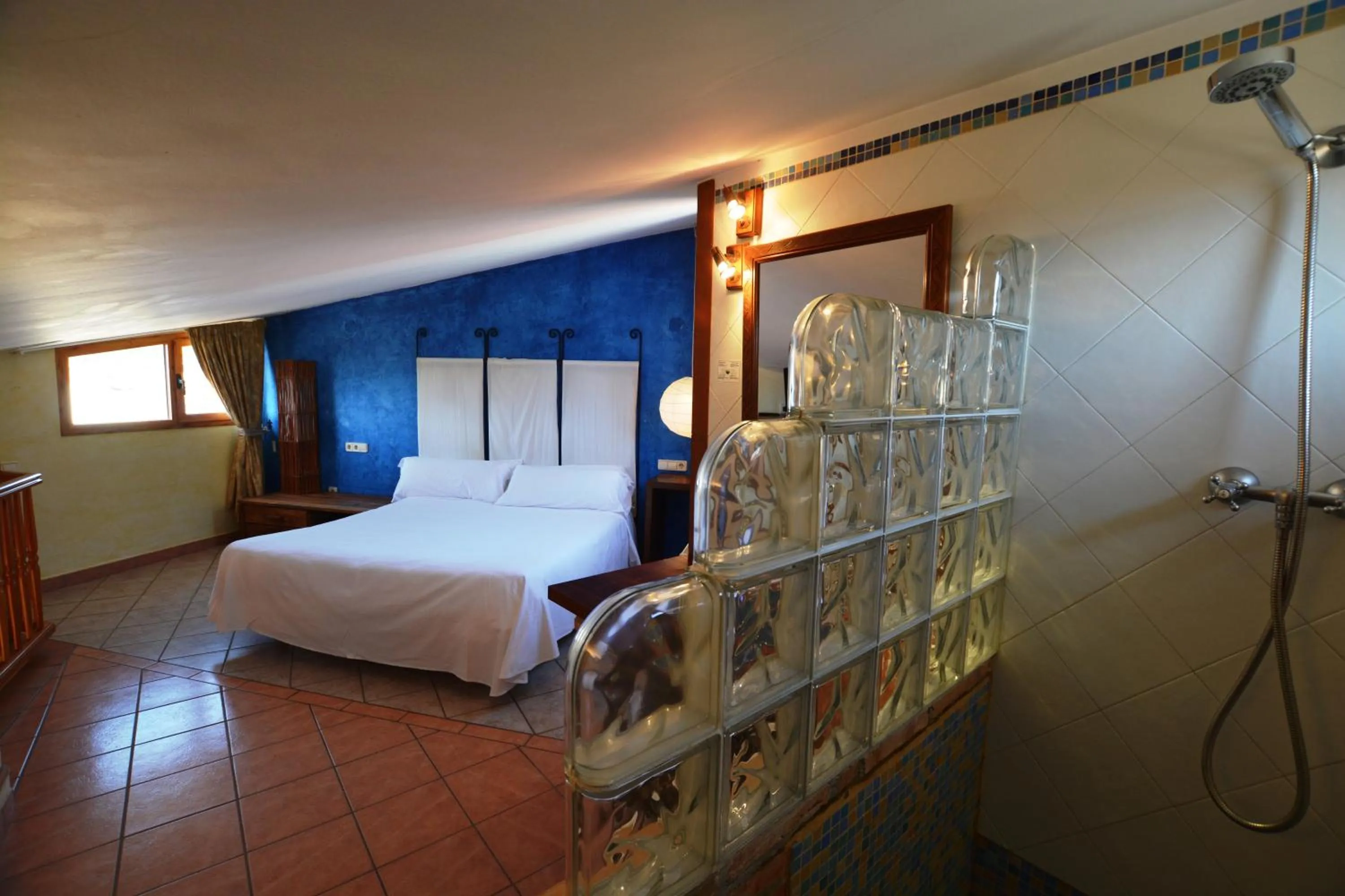 Shower, Bed in Hotel Posada Guadalupe