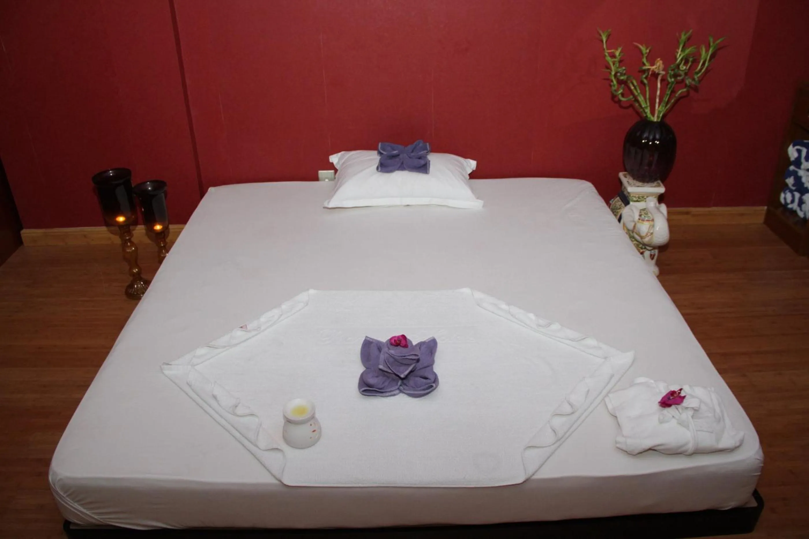 Massage, Bed in Ramee Rose Hotel