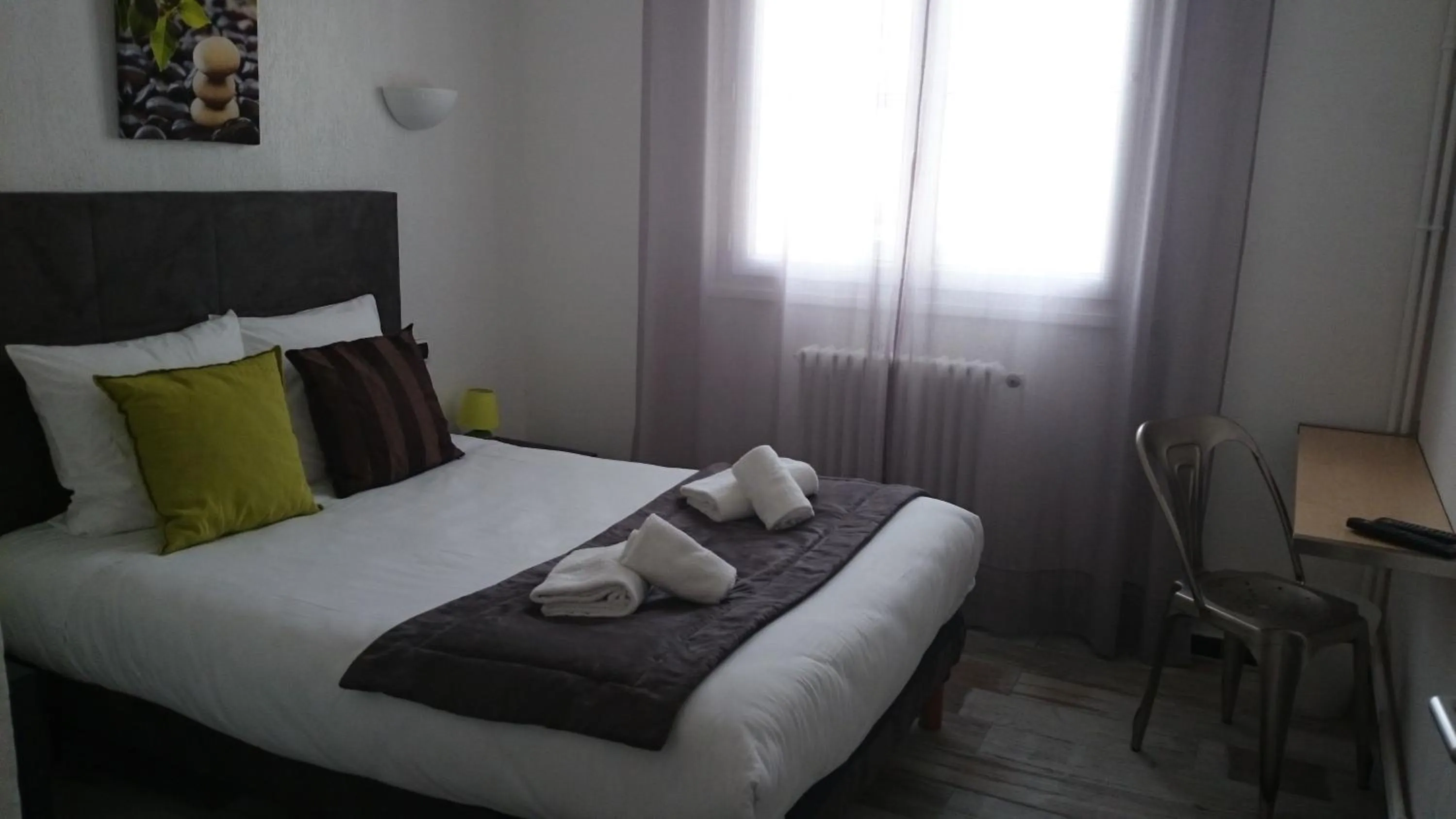 Bedroom, Bed in Le Castelet