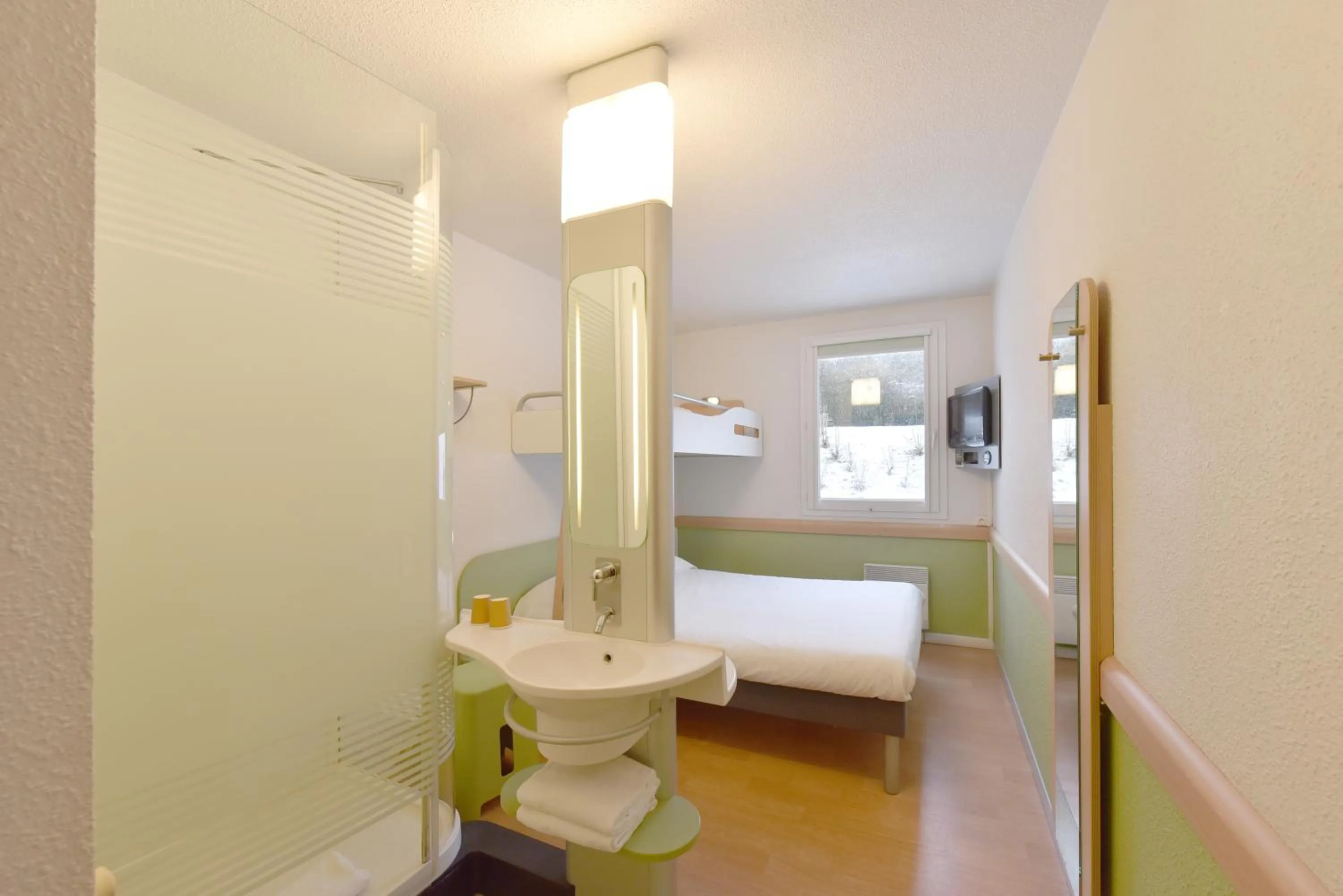 Toilet, Bed in ibis budget Noyon