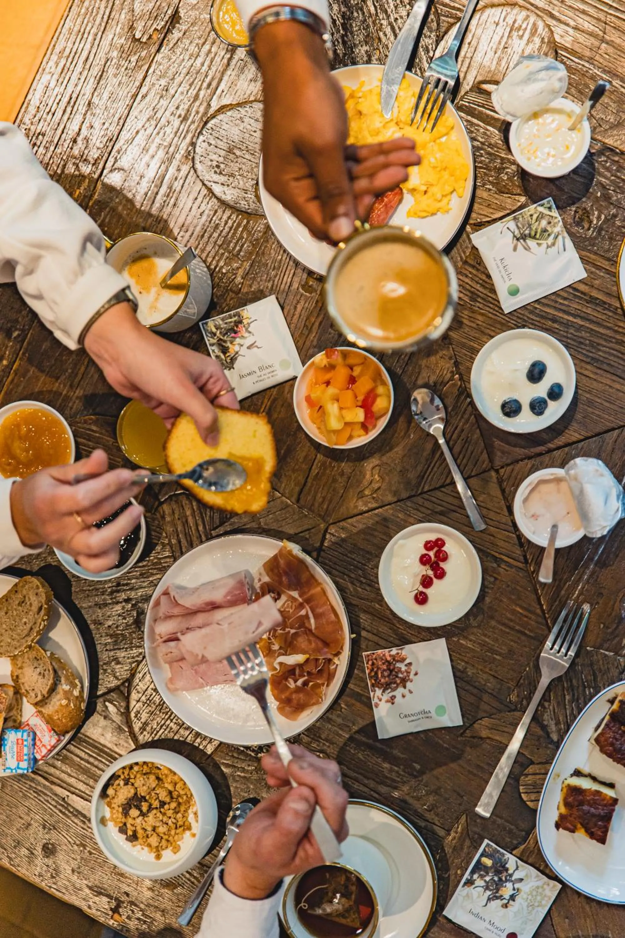 Buffet breakfast in Hôtel Le D'Avaugour
