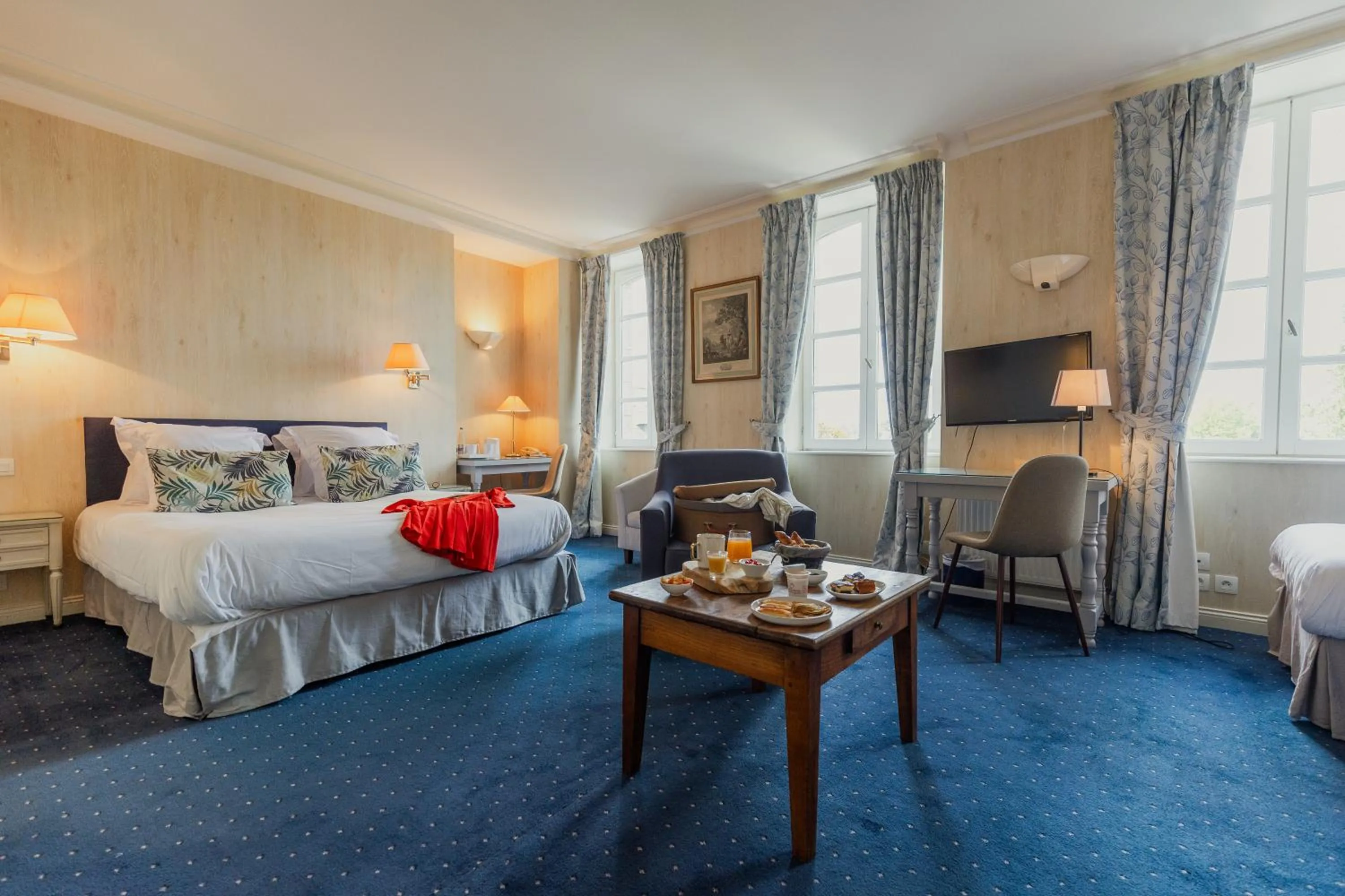 Bedroom, Bed in Hôtel Le D'Avaugour