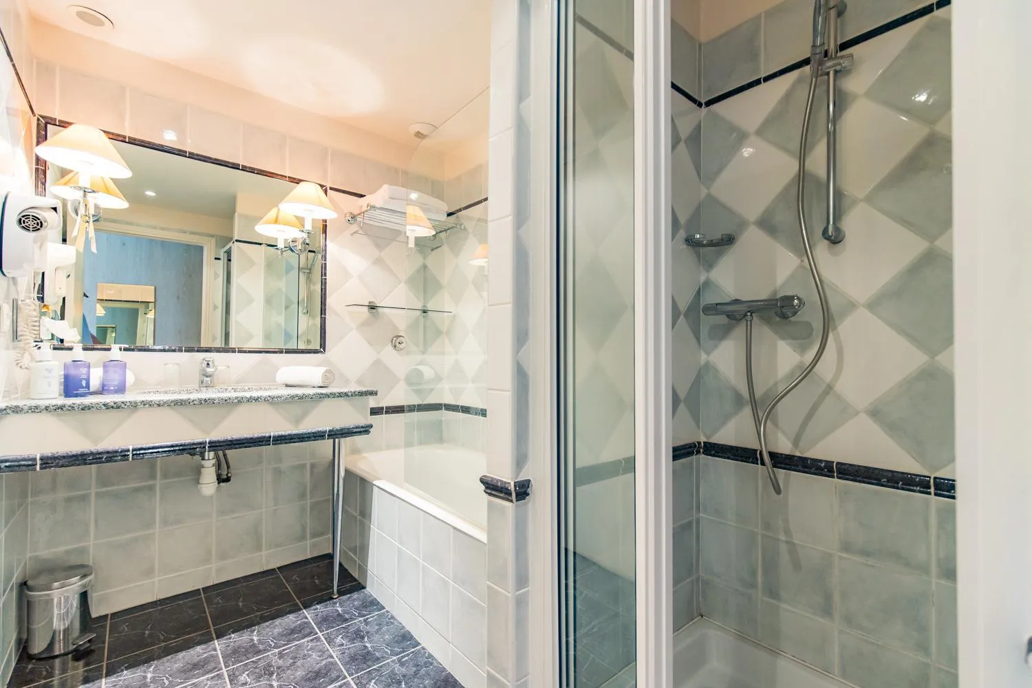 Bathroom in Hôtel Le D'Avaugour