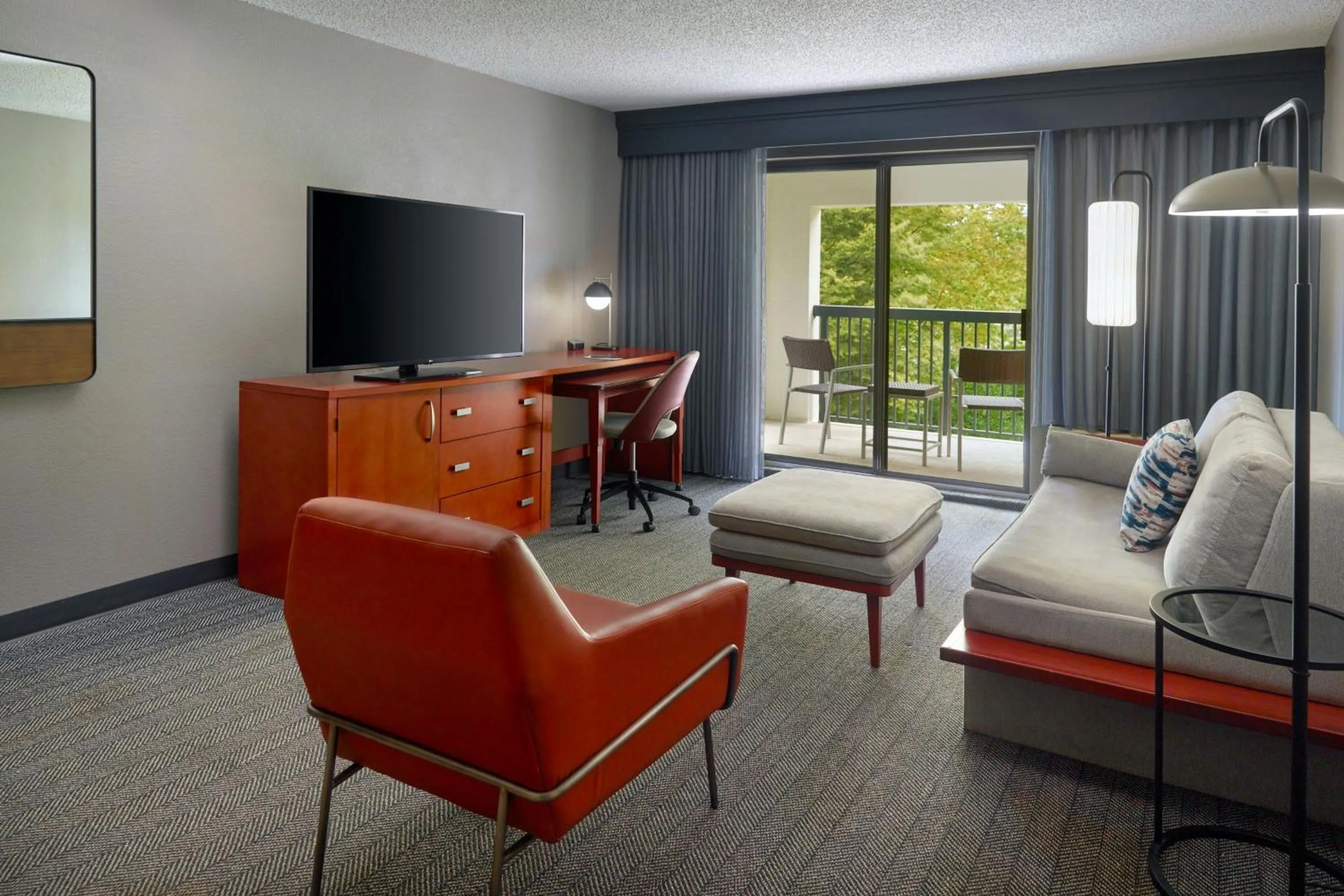 Living room in Courtyard by Marriott Frederick